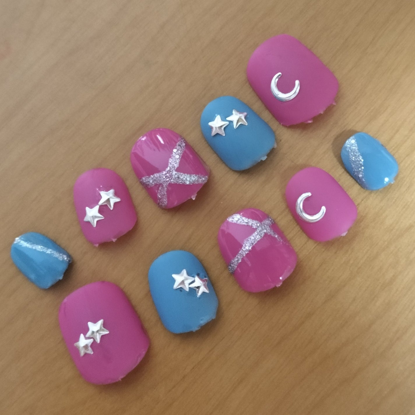 小山内こなみ on LIPS 「あたしのセルフネイル💅は、・プチプラ(百均大歓迎)・ネイルポリ..」(1枚目)