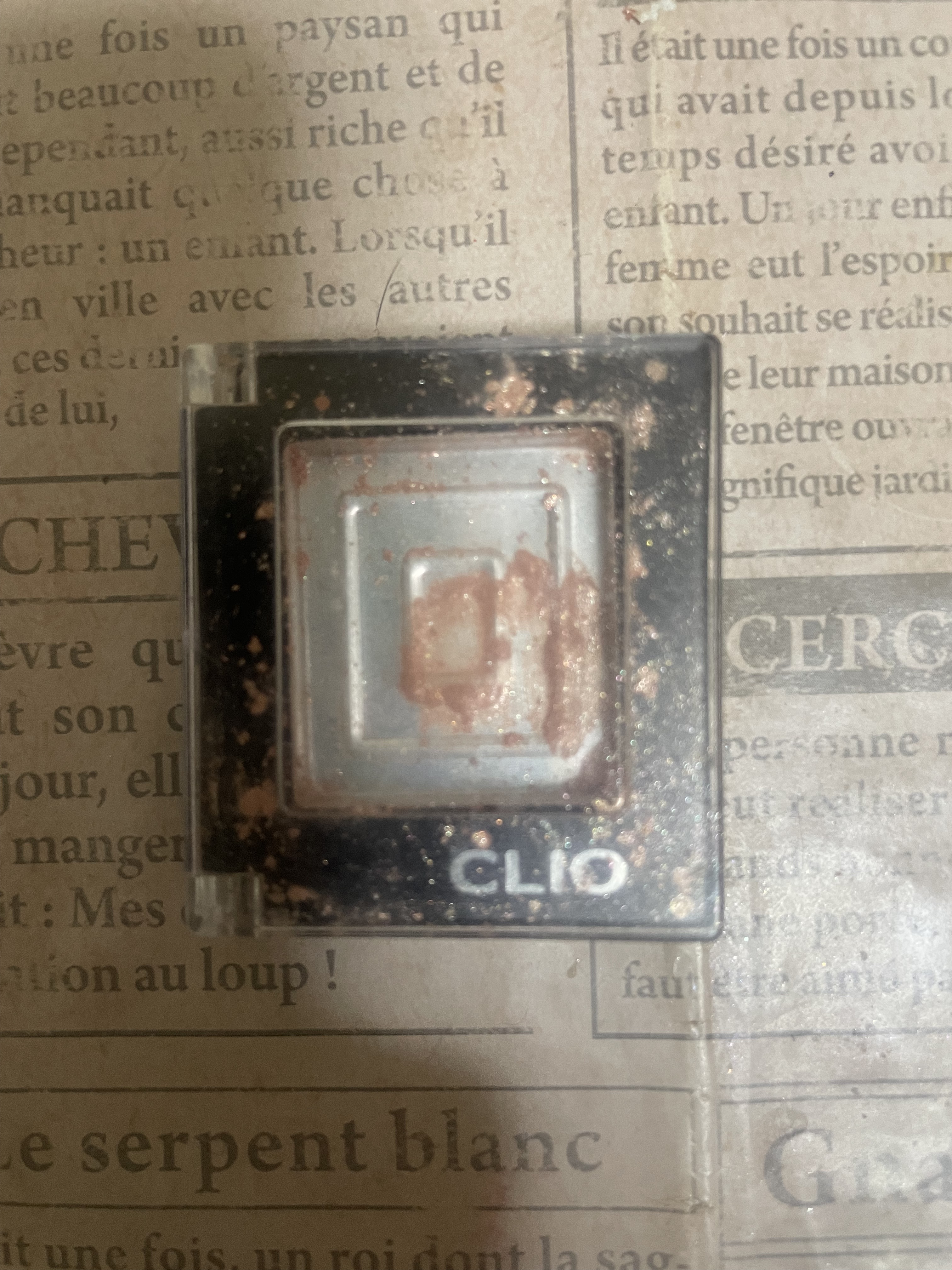 使い切りレポです。

一時期さっしーが使ってたと言われてたシングルアイシャドウです。自分で買いました。

もう廃盤になってますが、
ストック後2個あります。

涙袋とアイシャドウのグリッター的な役割を果たしてました。

ストックも使い始めま