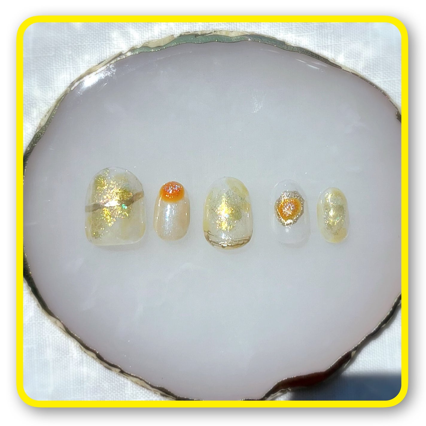 琴海-フォロバ on LIPS 「うるうるキラキラのニュアンスネイル💛ランダムなミラーパウダーが..」(1枚目)