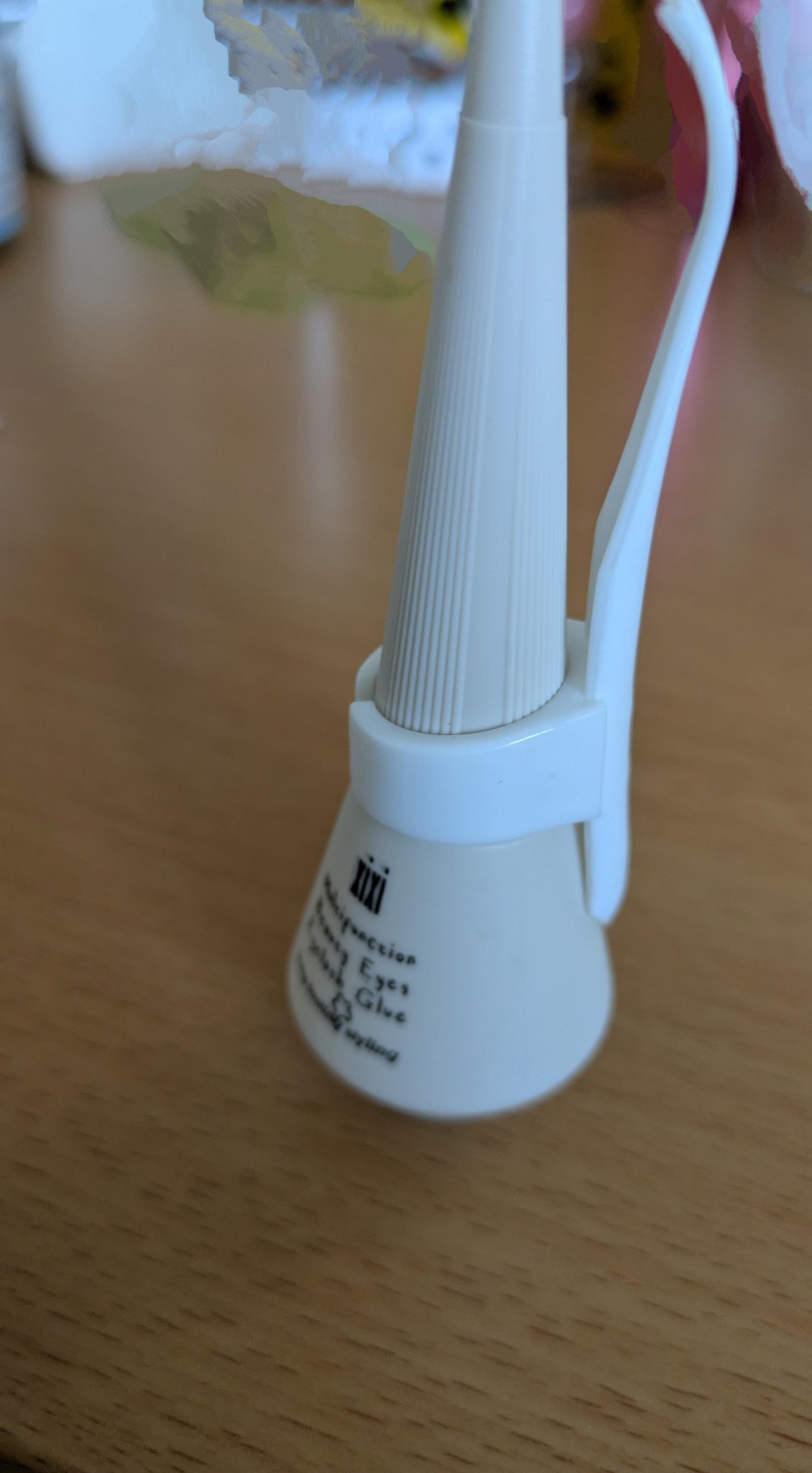 以前7sgoodで買っていた

xixiさんの
xixiウォータープルーフアイラッシュグルー

を使ってみました。
二重幅にそって塗るんですけど

やはり白く残るので星が3個
の評価にしました。

目はぱっちり二重にはなりますね

あと少し