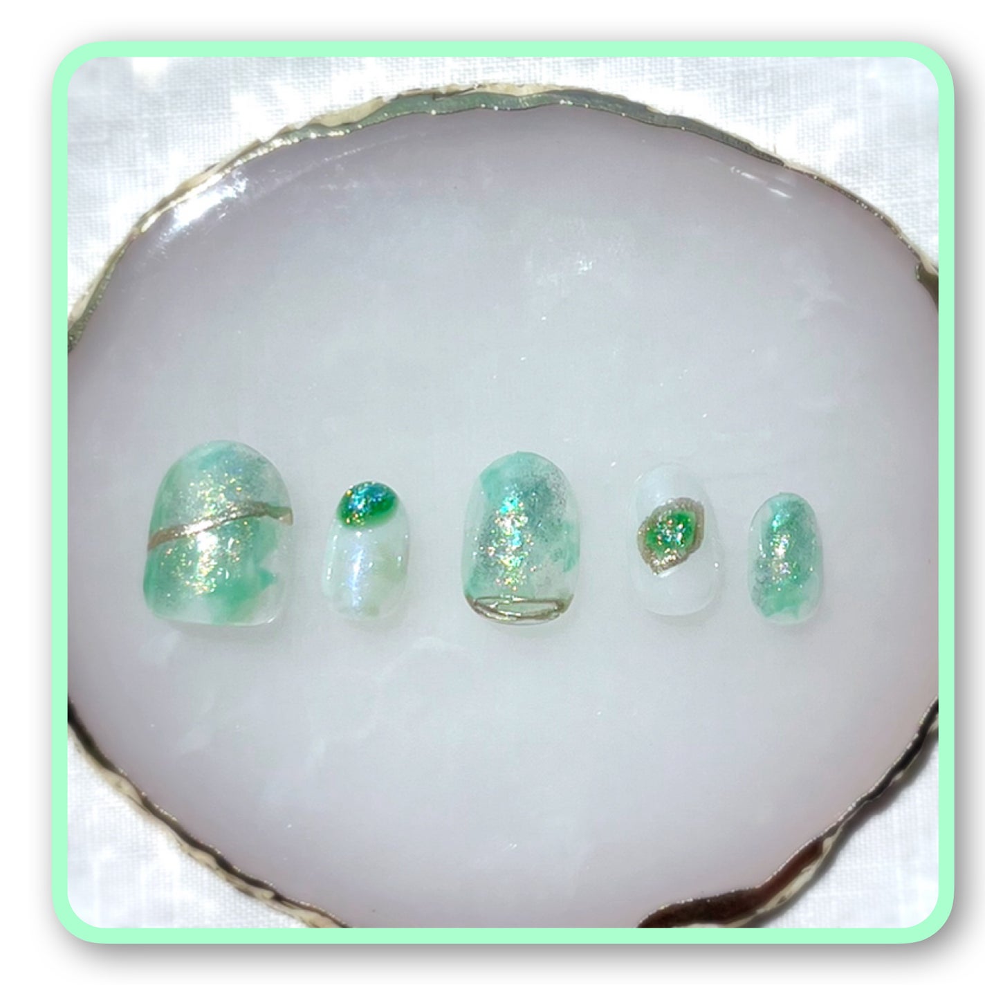 琴海-フォロバ on LIPS 「うるうるキラキラのニュアンスネイル💚ランダムなミラーパウダーが..」(1枚目)