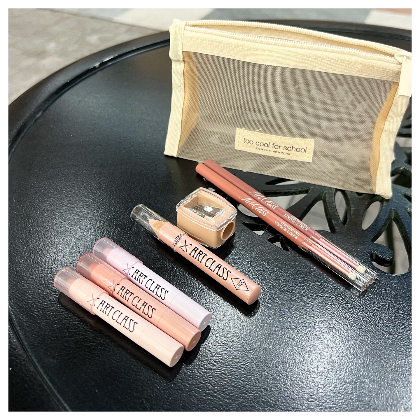 ＼ペンケースに入れたくなるアートなコスメ✏️／
⁡
too cool for school
アイグリッツ
フロッタージュペンシル
スマージングアンダーライナー
⁡
まるで文房具のような見た目をしたコスメたち。
⁡
too cool for 