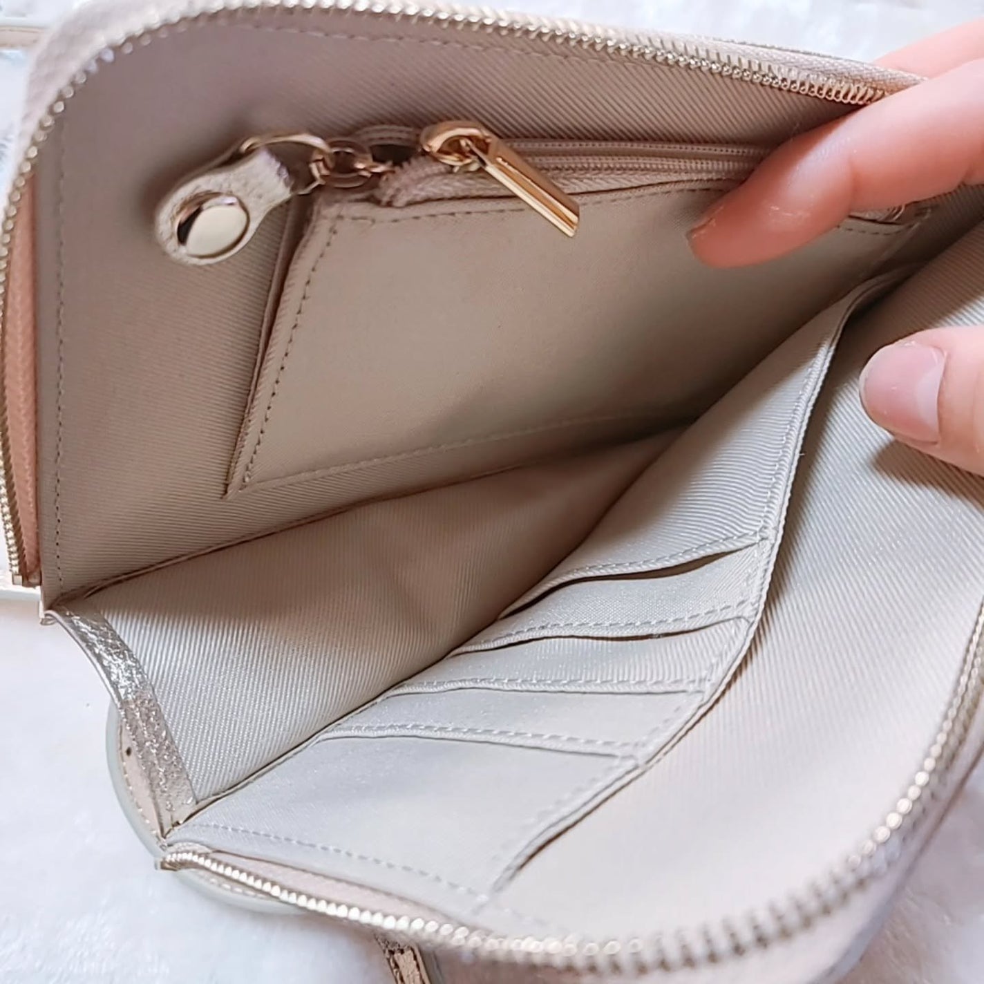 myp ♡ フォロバします! on LIPS 「【牛革100%ハンズフリーバッグ/ゴールド】スマホのみならずお..」(5枚目)