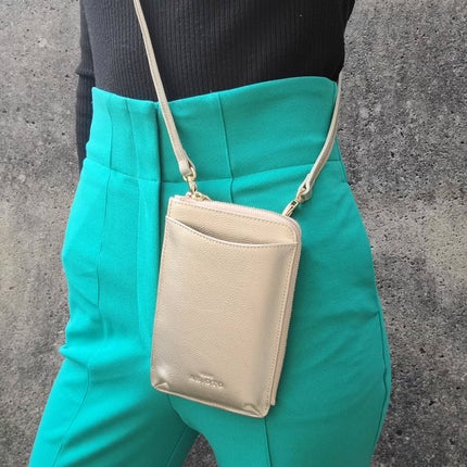 myp ♡ フォロバします! on LIPS 「【牛革100%ハンズフリーバッグ/ゴールド】スマホのみならずお..」(6枚目)