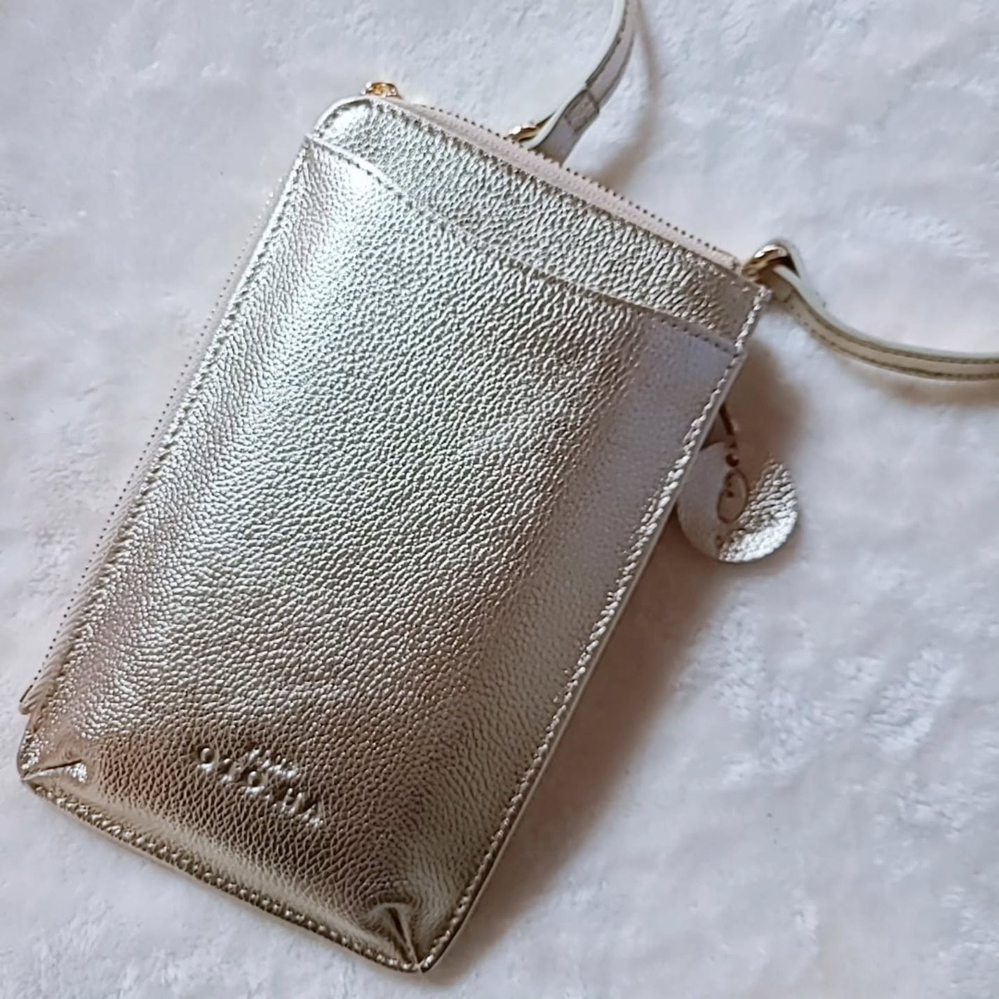 myp ♡ フォロバします! on LIPS 「【牛革100%ハンズフリーバッグ/ゴールド】スマホのみならずお..」(2枚目)