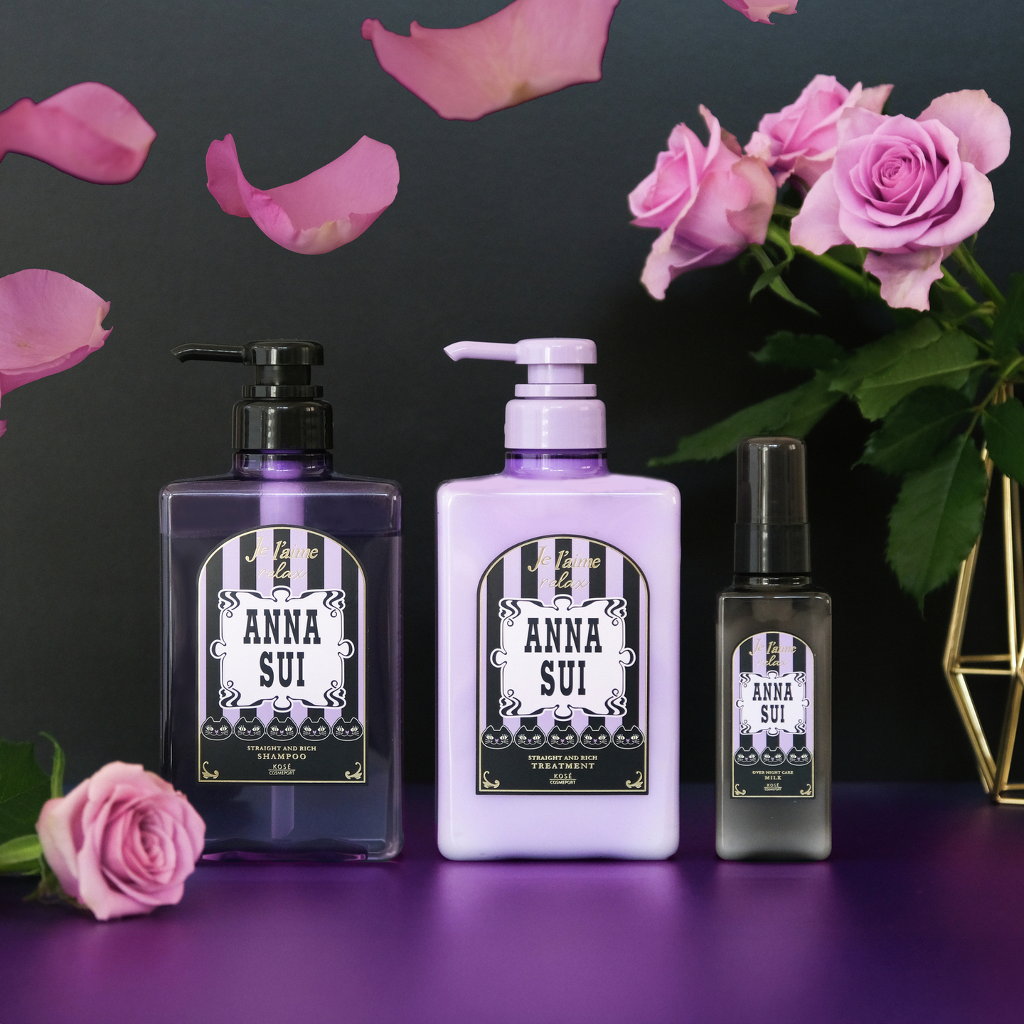 .
ジュレーム×ANNA SUIのコラボヘアケアセットが
5月1日より数量限定で登場💜

夜のうねりケアでしっとりストレート髪へみちびく
シャンプー・ヘアトリートメント・洗い流さないヘアトリートメントミルクのセット✨✨

💜心地よい眠り