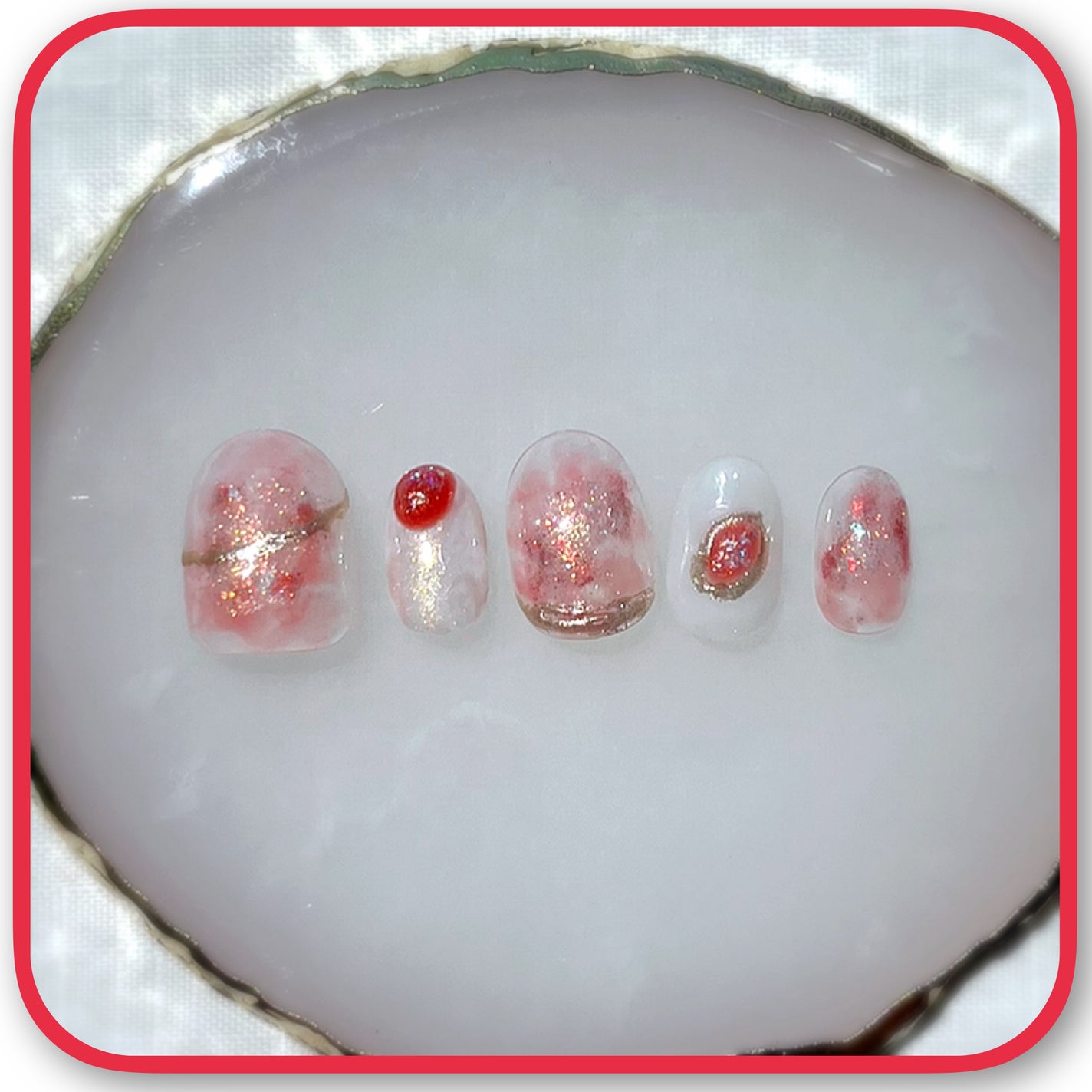 琴海-フォロバ on LIPS 「うるうるキラキラのニュアンスネイル❤️ランダムなミラーパウダー..」(1枚目)