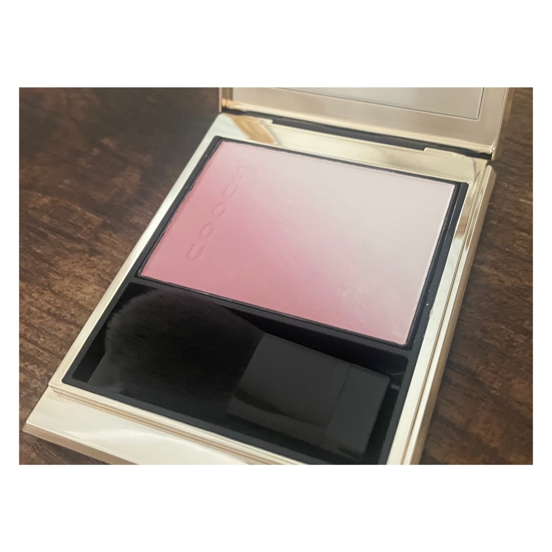 ずっと欠品でしたが在庫復活のタイミングで購入出来ました⸜🙌🏻⸝‍
ずっと悩んでた透重、とっても可愛いです‎🤍

粉質がとても繊細でふわっとした色づき、発色は良いと思う。
私はあまりチークを入れるのが得意でないのですが、徐々に重ねて調節