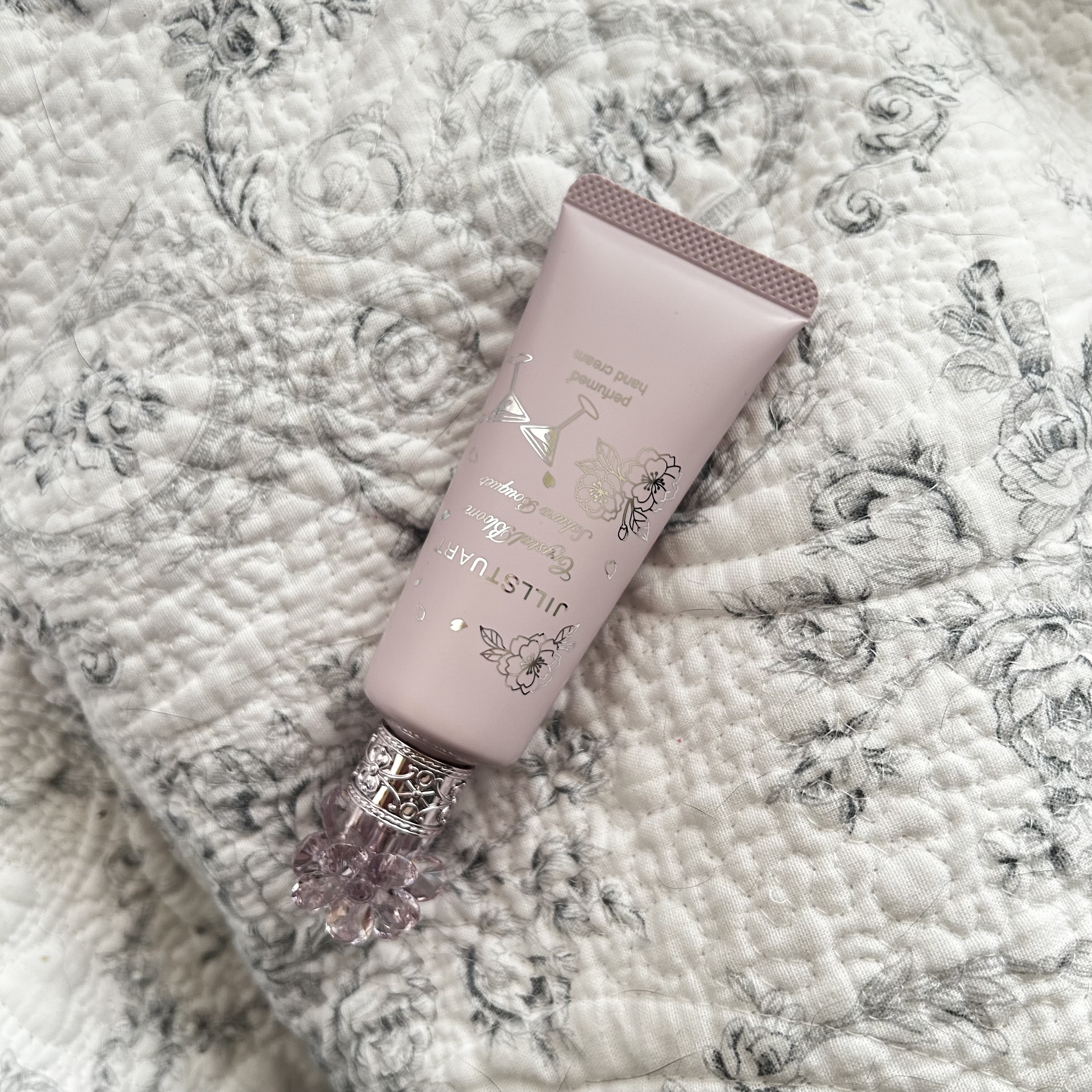 購入品紹介‪🫶

投稿が遅くなりましたが、、、

【商品】
JILL STUARTクリスタルブルーム パフュームド ハンドクリーム¥2,640

時間が経つと香りが変わって、
ふわっと香る桜の香りが最高〜🌸

今年の桜も綺麗だったなぁ�