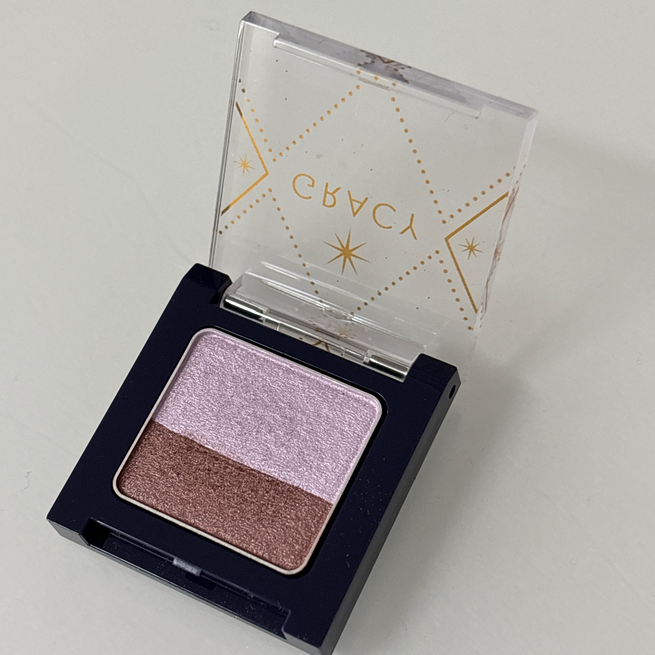 もうすぐ販売終了してしまうというこちらのアイテム、
ずっと気になってはいたので購入してみました！

ラベンダーカラーでくすみも飛んで、
目元明るくなったような感じがして、
もっと早く使ってればよかったーーーと
思えたアイテムです！

販売終