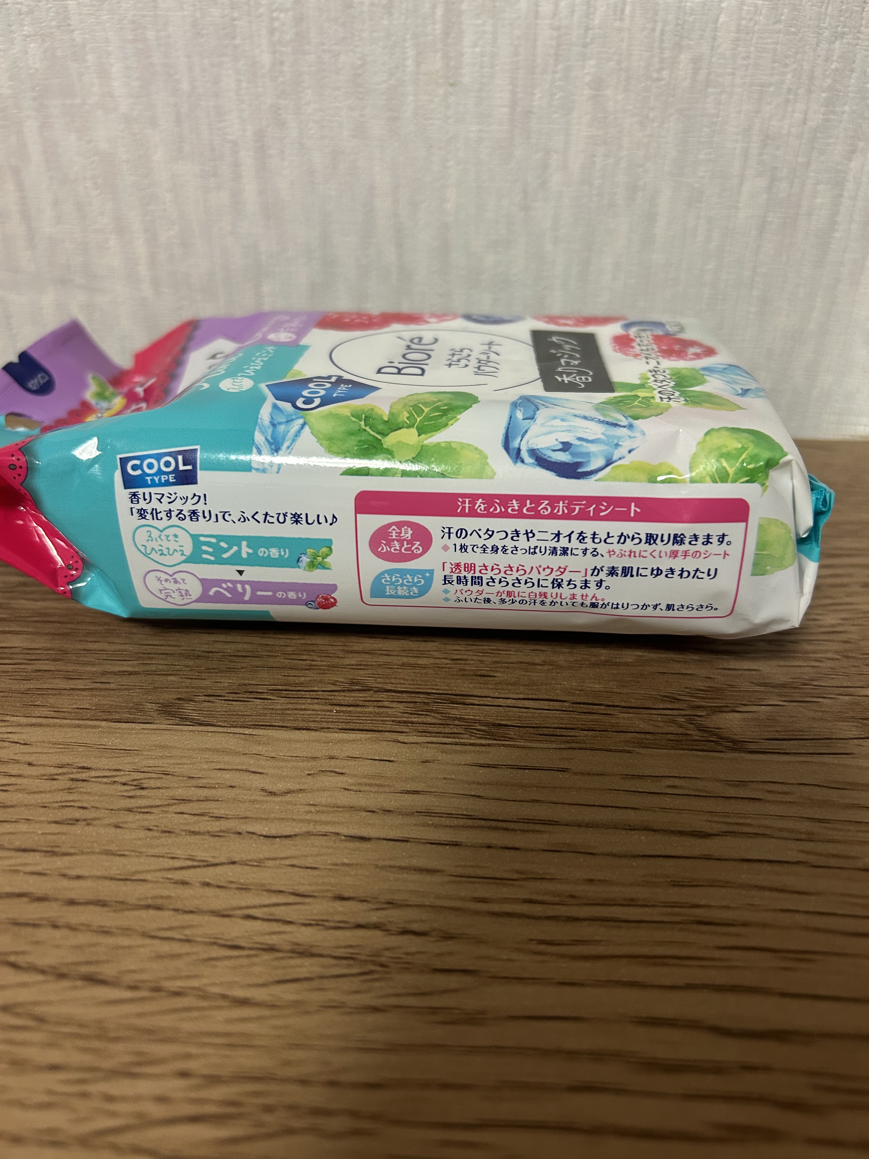 ビオレさらさらパウダーシート 香りマジック ひえひえミントto完熟ベリーの香り/ビオレ/ボディシートを使ったクチコミ（2枚目）