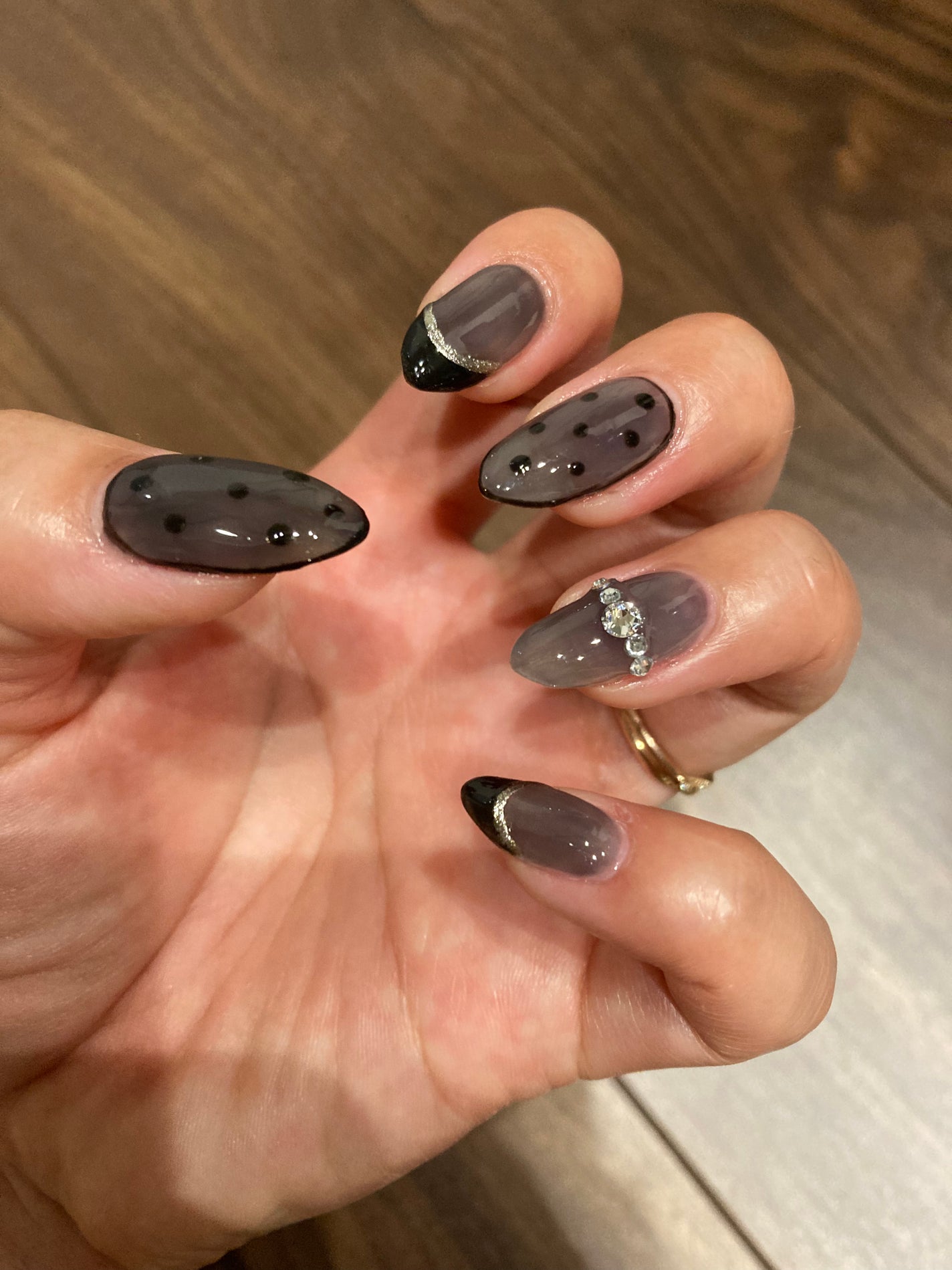 ぽんめぐ𓃠 on LIPS 「シースルーネイル黒系のシースルーにしようとしましたがベースを濃..」(1枚目)