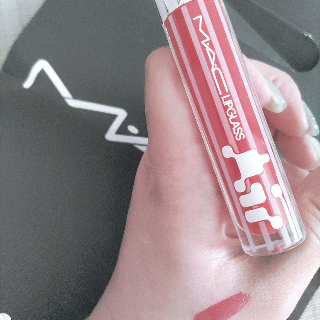 かや on LIPS 「めっちゃ可愛い!色はタレンテッド❤やや青みのある赤で肌がきれい..」(1枚目)