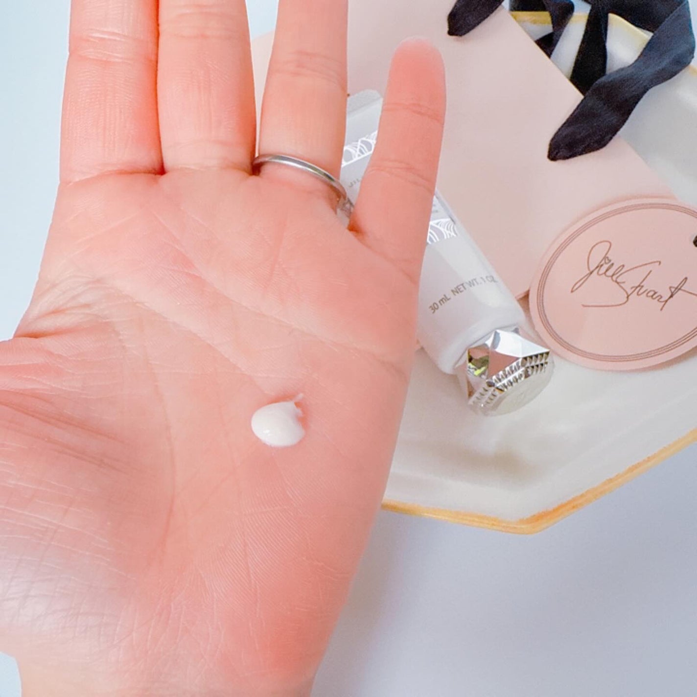 ジルスチュアート ホワイトフローラル ハンドクリーム (しっとり)/JILL STUART/ハンドクリームを使ったクチコミ(4枚目)