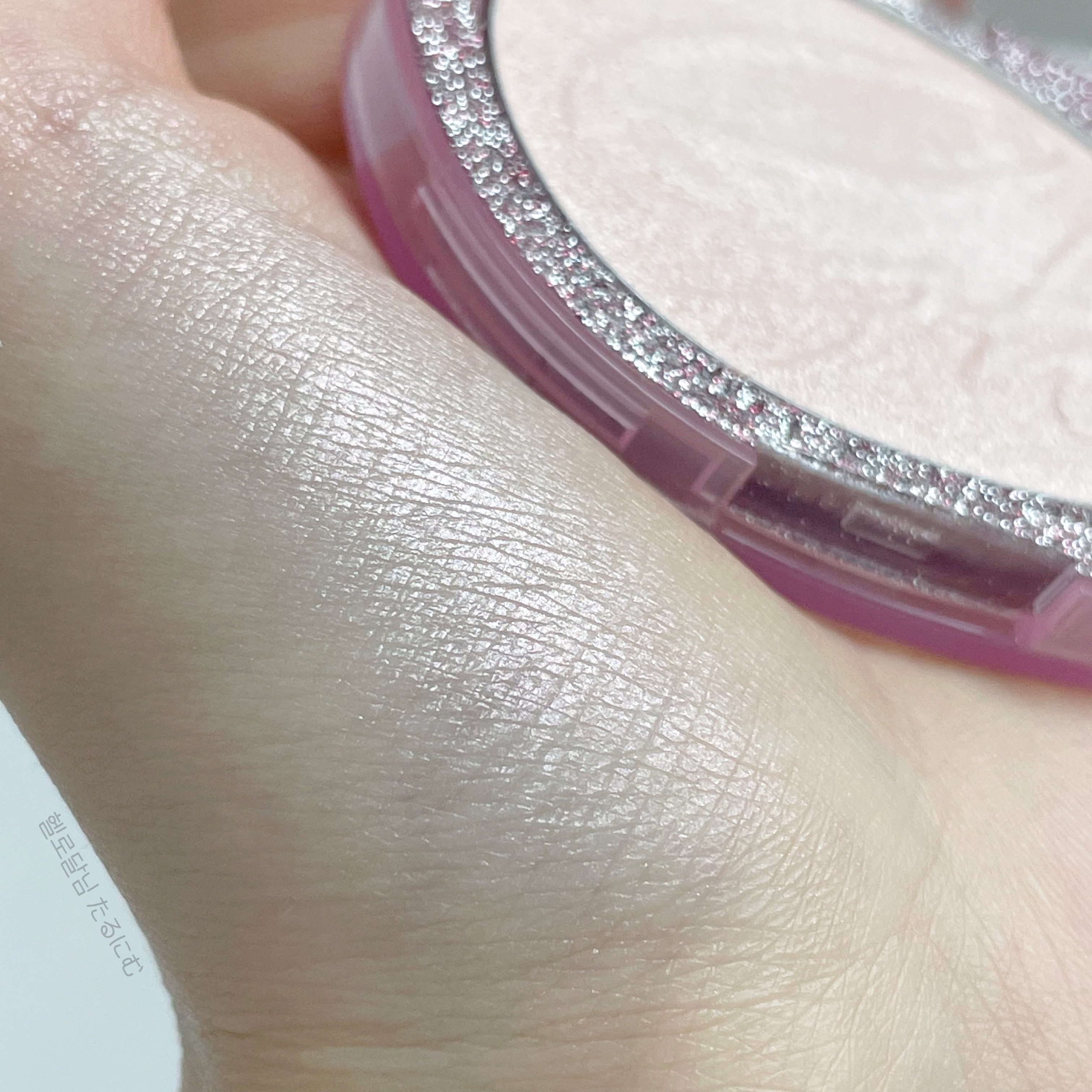 フィー グリッツストーンハイライター/fwee/パウダーハイライトを使ったクチコミ（3枚目）