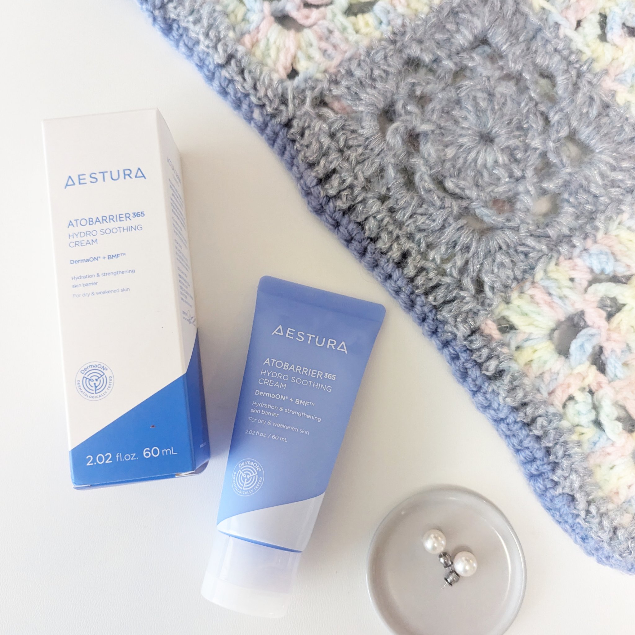 
アトバリア365 
ハイドロクリーム

水分チャージクリーム！
のキャッチフレーズまさにそのままの使用感。
洗顔→化粧水のあとに使用するクリームとのことですが、テクスチャはクリームというよりジェルといった感じ。塗ったあとはお肌がひんやり冷