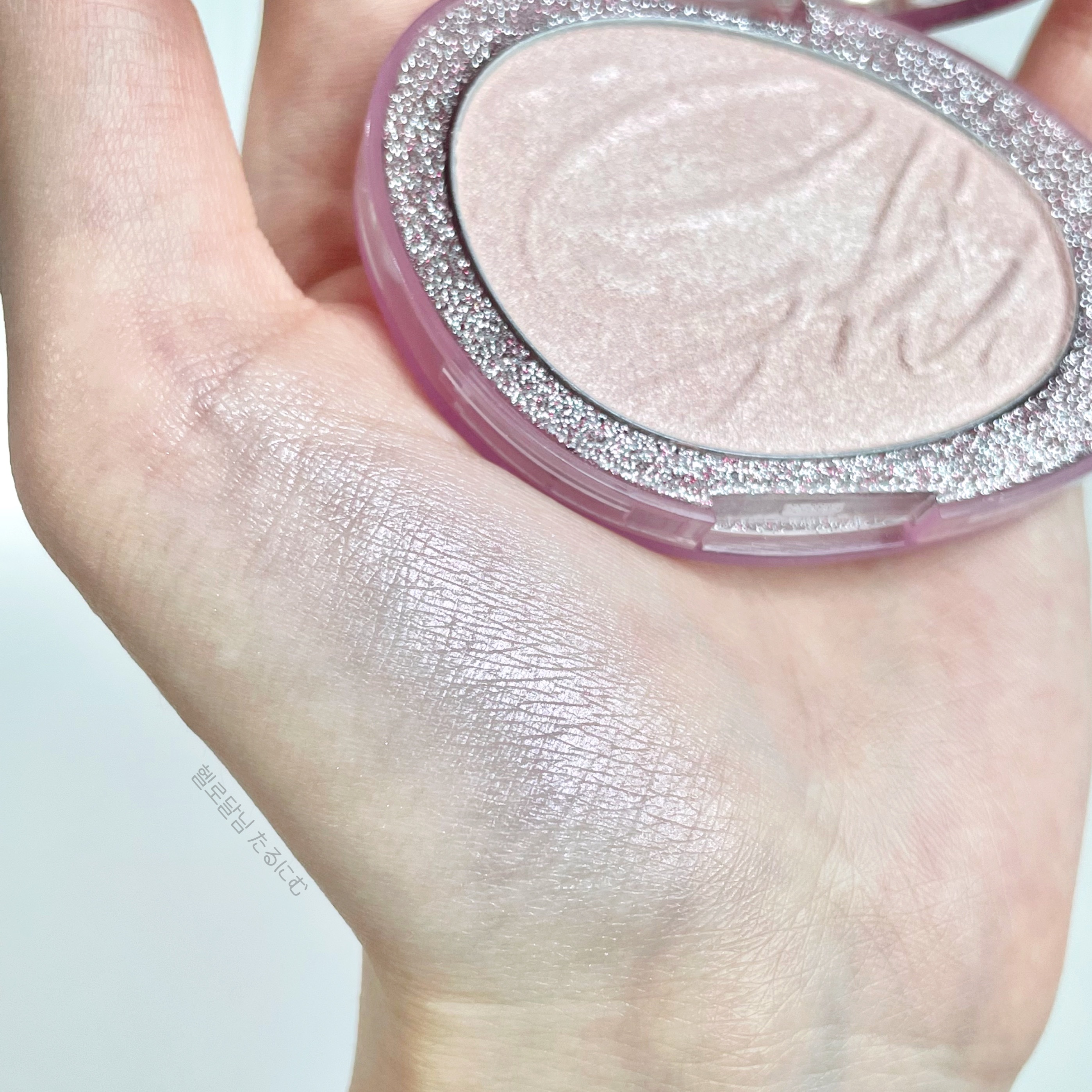 フィー グリッツストーンハイライター/fwee/パウダーハイライトを使ったクチコミ（2枚目）