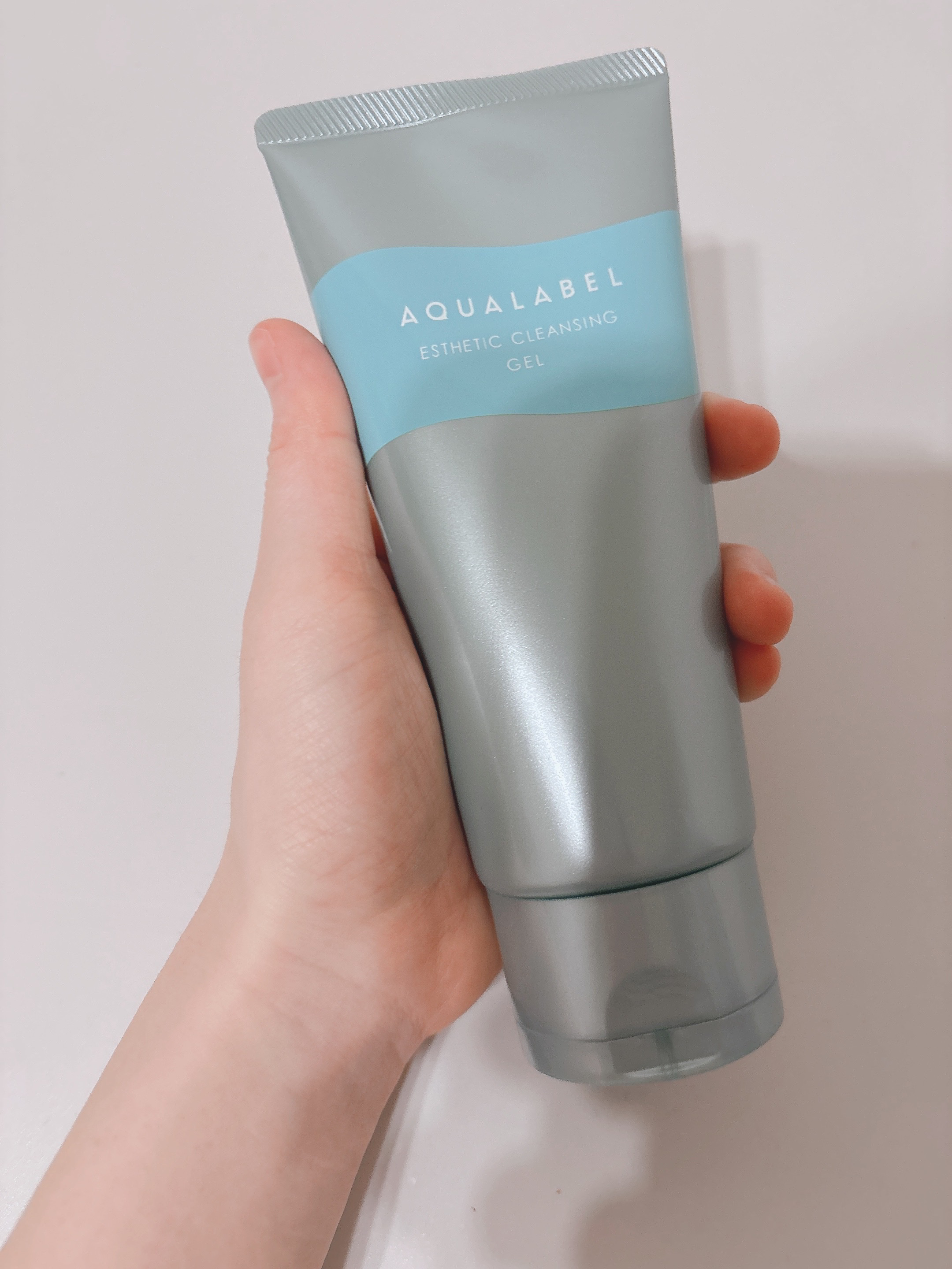 「アクアレーベル」さまから商品提供をいただきました。
ーーーーーーーーーーーーーーーーーーーー


一般的な洗顔フォームより気持ちひと回り小さいくらいの大きさです！


青緑色のパッケージが爽やかな感じがします！


白いジェル状で柔らかい