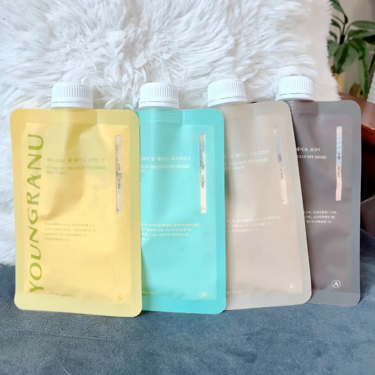 グルタチオンフィルムサプリで有名なエスターフォミュラから新しいブランド【ヨンラニュー】が登場したよ✌️
歯応えのある美味しいトッピング入りプロテインシェイクで味は(穀物黒ゴマ/ココア/スイートコーン/ピスタチオ)があるよ☺️
1袋20g以上