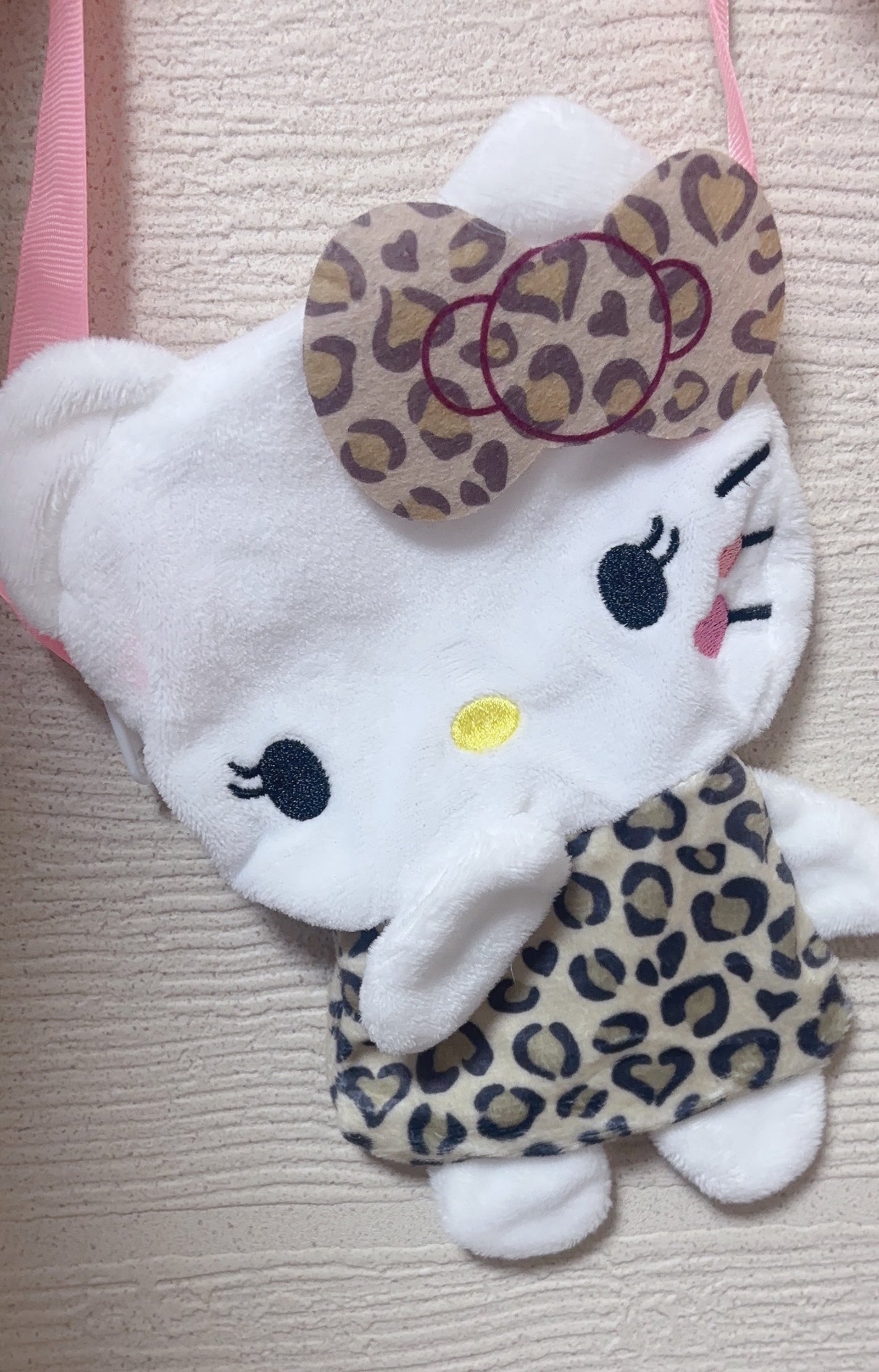 るる on LIPS 「ガチャでキティ🍎ちゃんのポシェットでてたー♡ヒョウ柄がでたよー..」(4枚目)