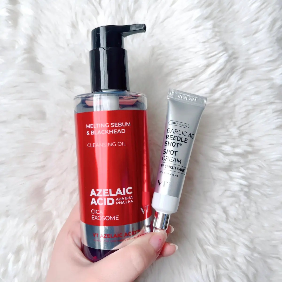 VTのアゼライン酸クレンジングオイル
ガーリックACリードルショットスポットクリーム

ニキビ撲滅の組み合わせ！
メイクだけでなく毛穴汚れや角質ケアもしてくれるオイル
アゼライン酸配合でニキビケアも
VTのガーリッククリームは抽出液が入って