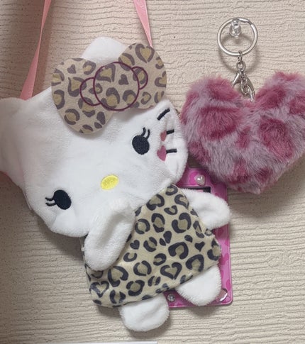 るる on LIPS 「ガチャでキティ🍎ちゃんのポシェットでてたー♡ヒョウ柄がでたよー..」(2枚目)