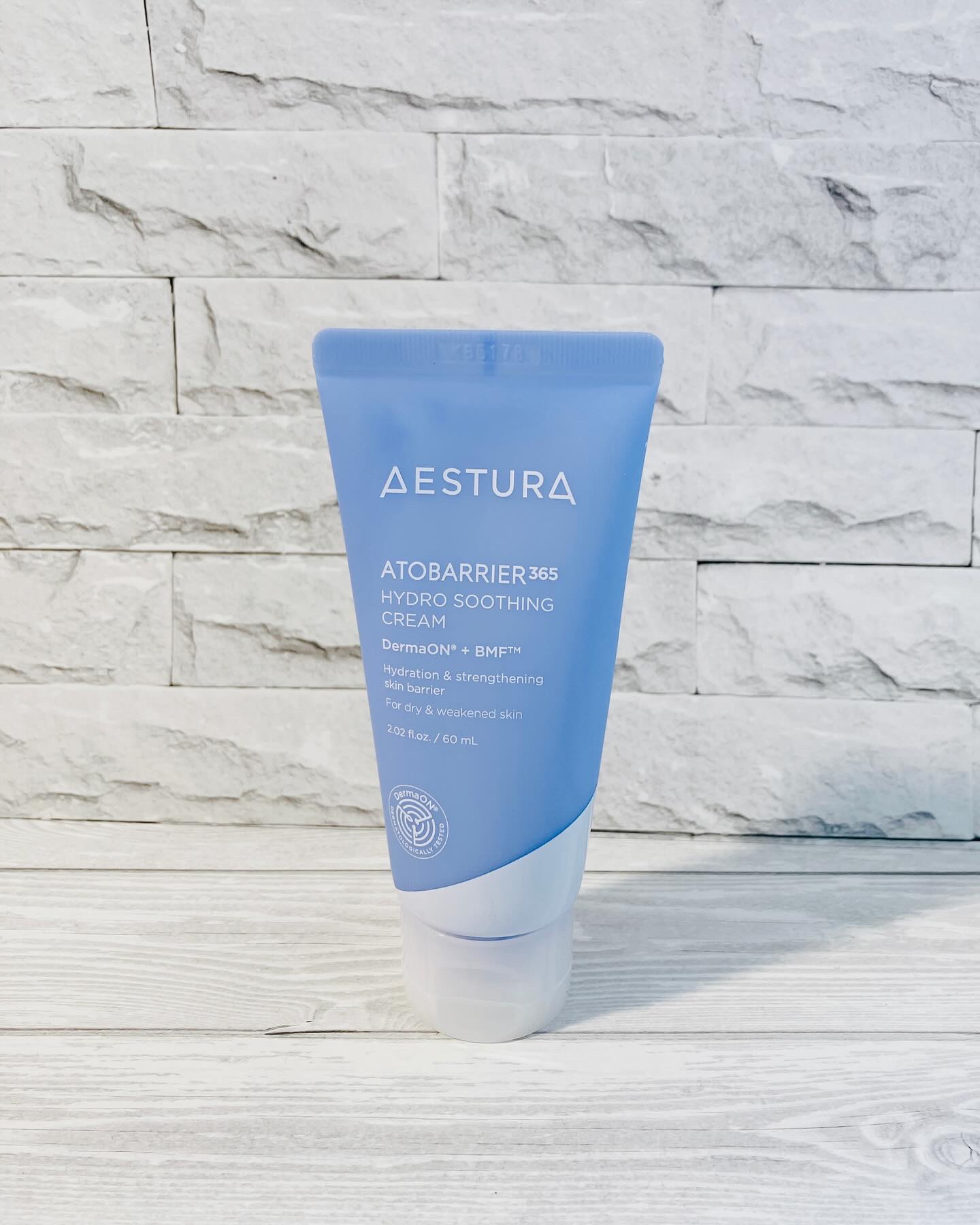 アトバリア365 ハイドロクリーム
使ってみました🙌

柔らかくて伸びの良いテクスチャーのハイドロクリーム。
手触りはこってりしていますが、なじませるとなめらかでどんどん伸びていきます。

化粧水の後に使うタイプのクリームですね。
私は混