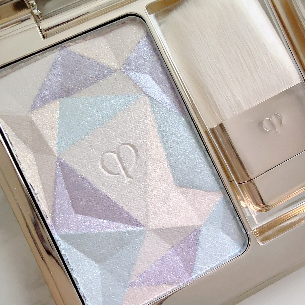 ル・レオスールデクラ  108 Shimmering Snowflakes/クレ・ド・ポー ボーテ/パウダーハイライトを使ったクチコミ（2枚目）