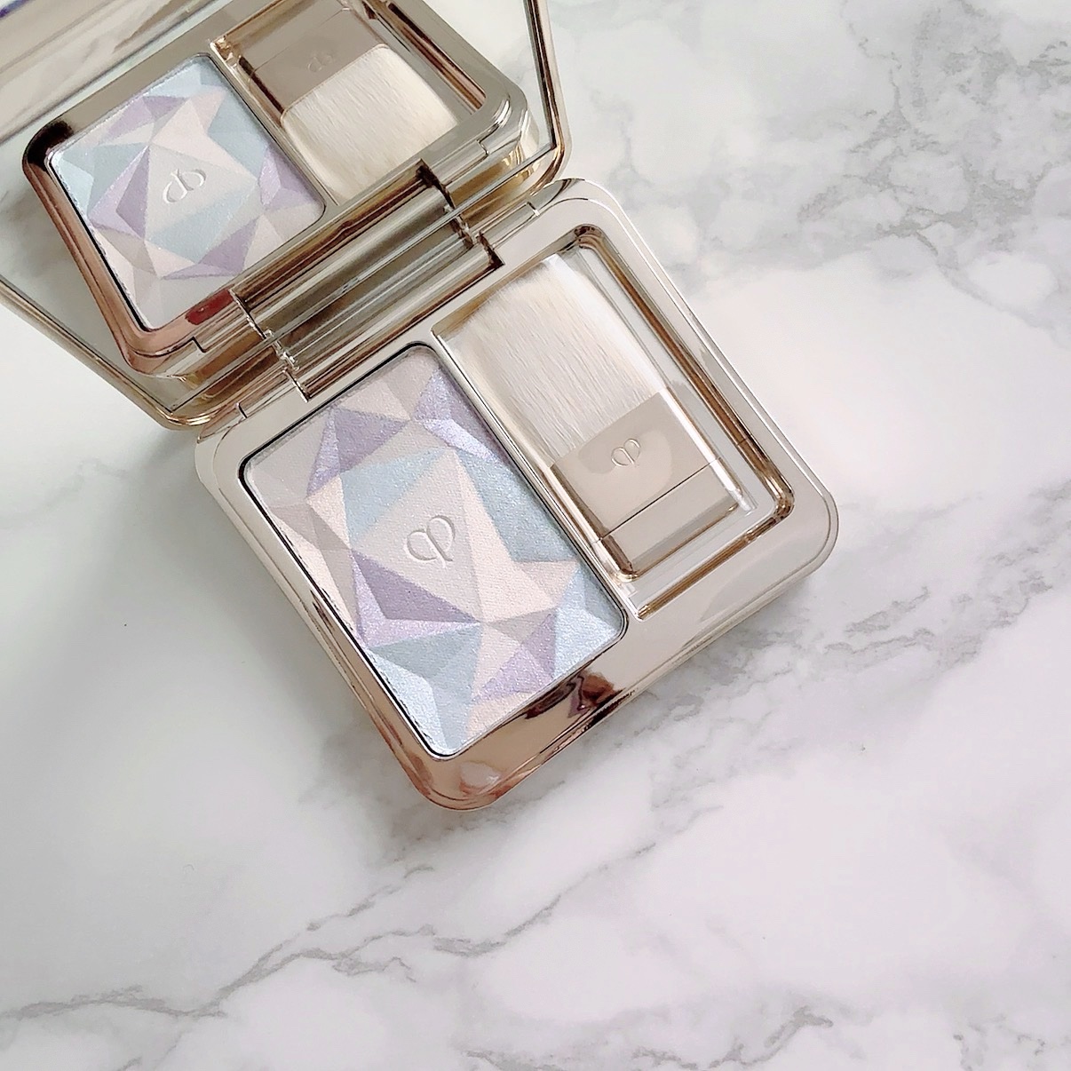 ル・レオスールデクラ  108 Shimmering Snowflakes/クレ・ド・ポー ボーテ/パウダーハイライトを使ったクチコミ（1枚目）