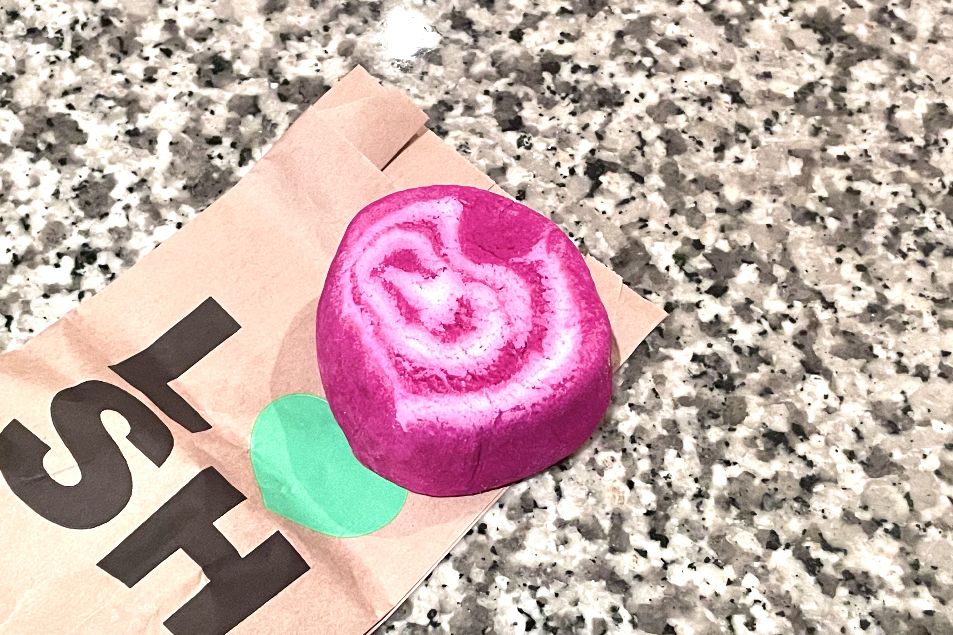 
ラッシュ ぐるぐるブランケット、購入しました〜ಠ_ಠ

果実の香りであわあわで良かったです〜ಠ_ಠ
















#LUSH
#ラッシュ
#バスボム
#バブルボム
#バブルバー
#泡風呂
#スキンケア
#ボディケア
