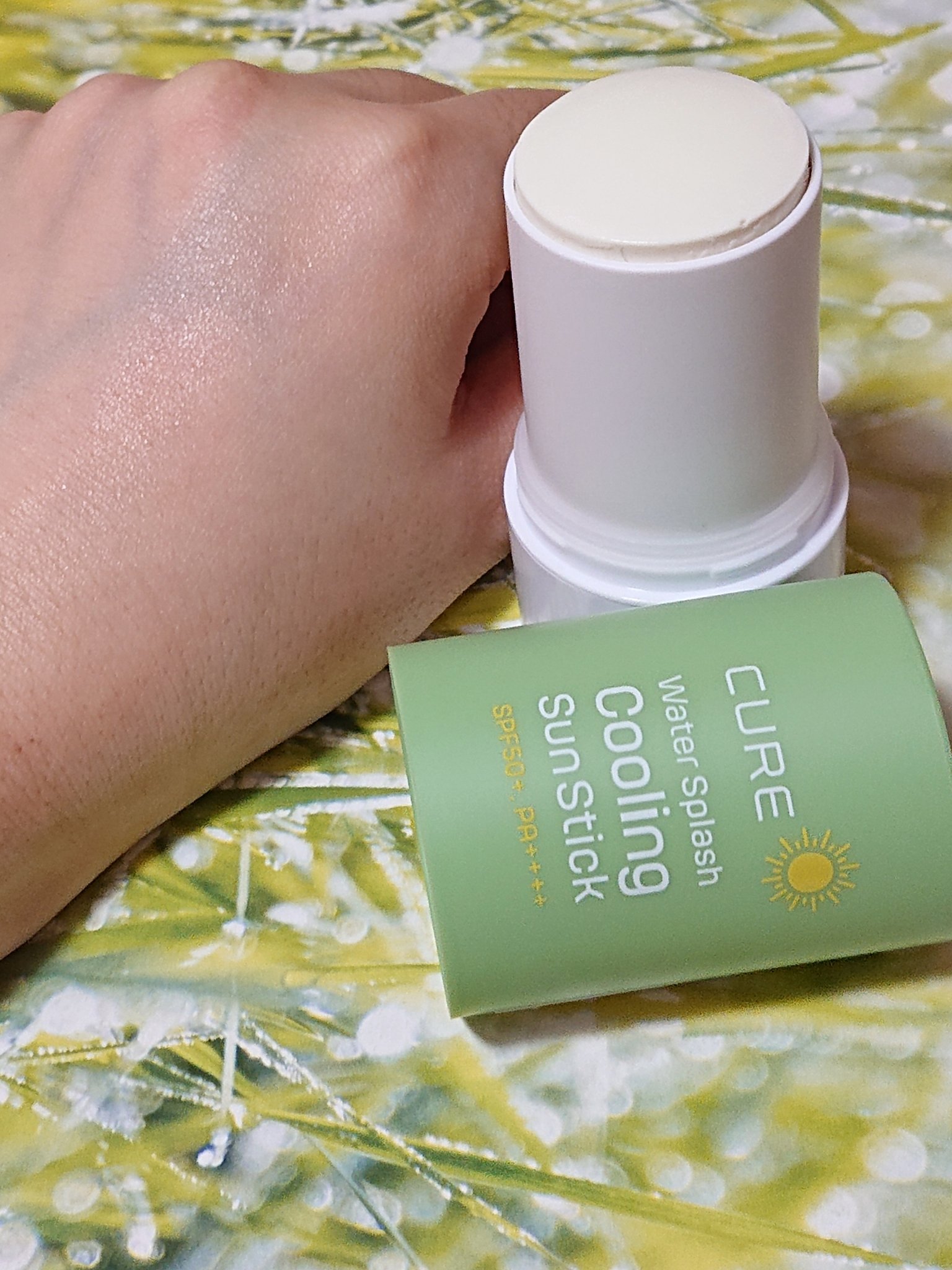 CURE
✨『[OLIVE YOUNG_BEST] ウォータースプラッシュクーリングサンスティック』✨

水分たっぷりの夏に嬉しいクーリング感のあるサンスティックです☀️
塗ると肌がキレイに見える！！紫外線ケアもできて、肌も綺麗に魅せられる