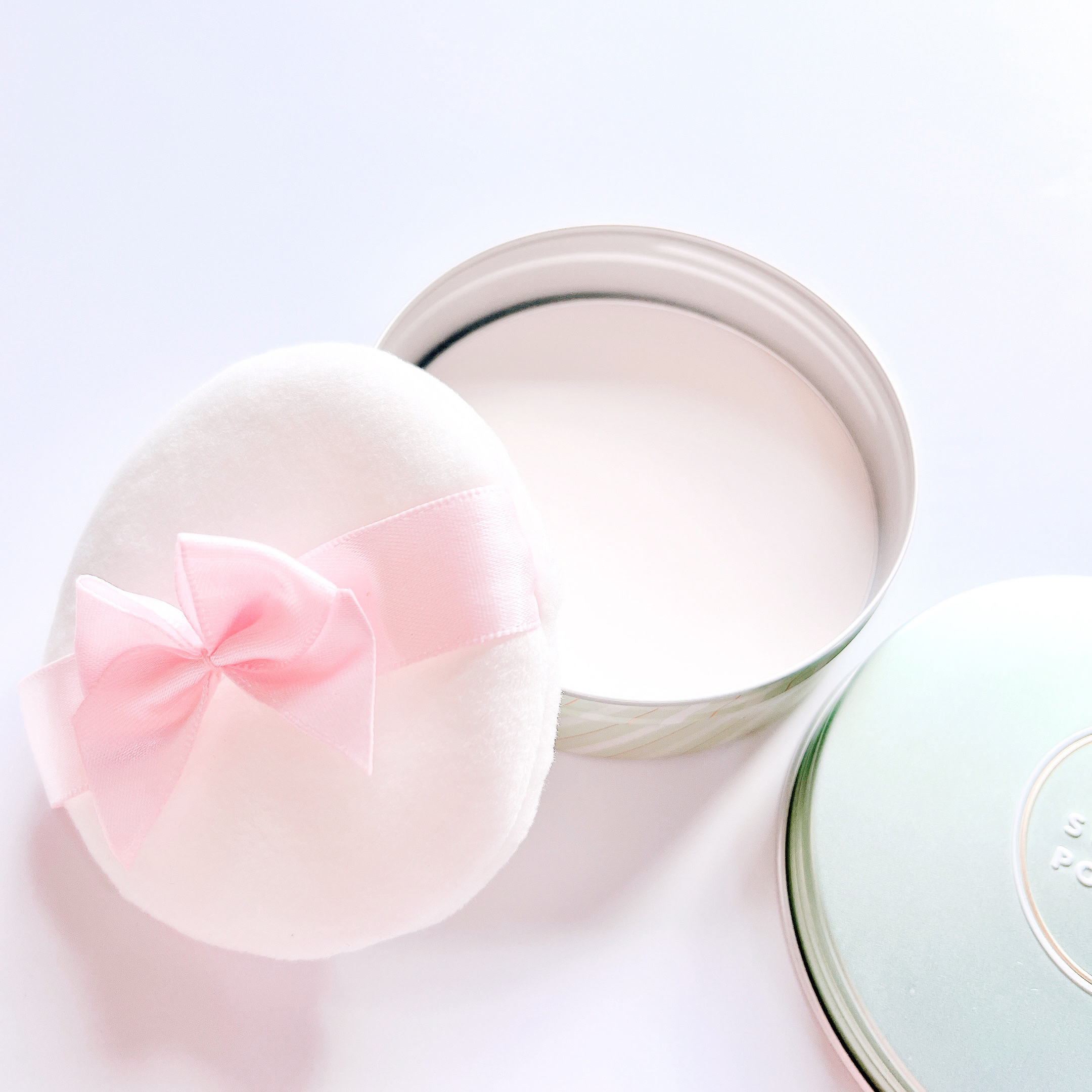 すっぴんパウダーC ホワイトフローラルブーケの香り/クラブ/プレストパウダーを使ったクチコミ（1枚目）