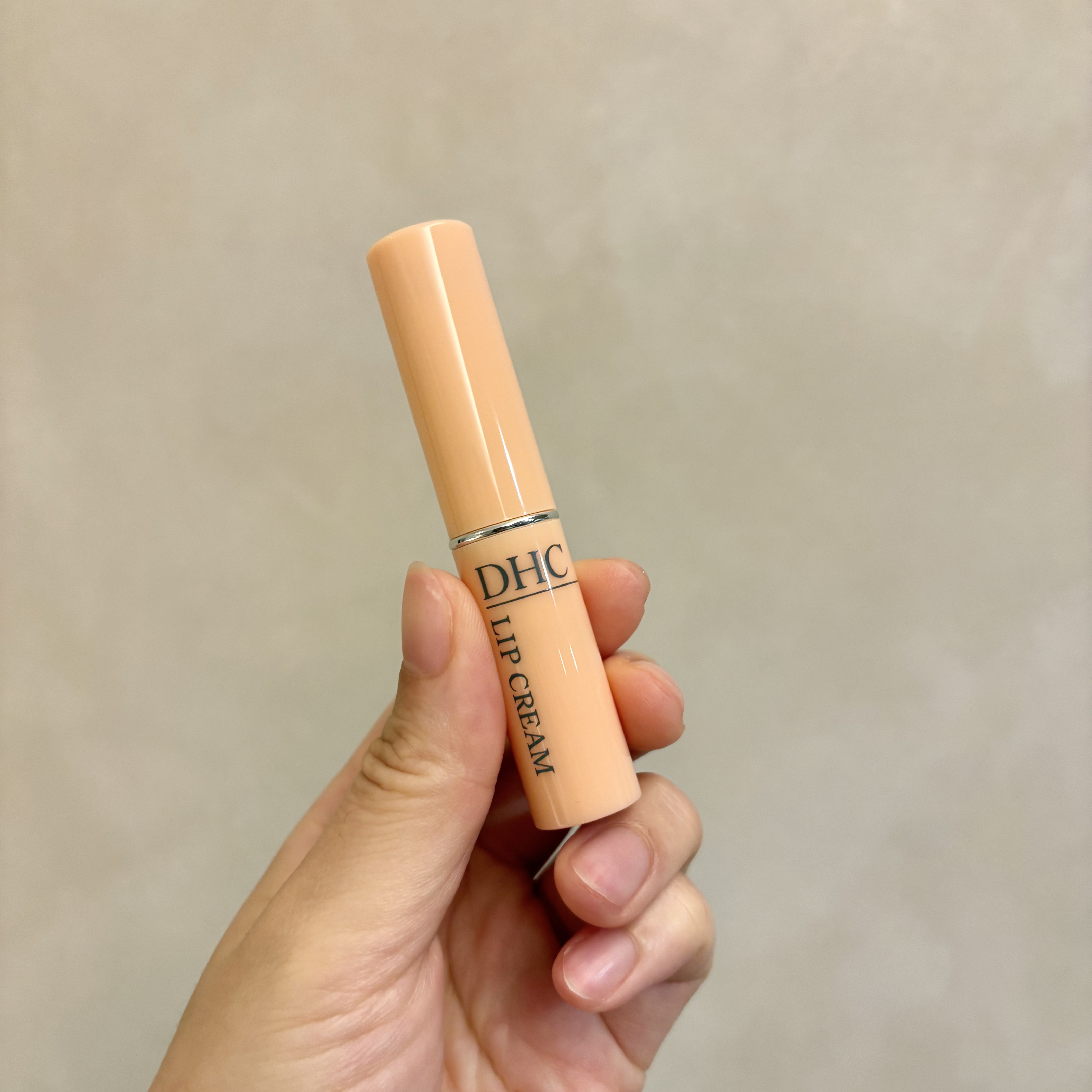 DHC
DHC 薬用リップクリーム

高いけど高保湿でべたつき少なくて
結局気付いたらリピートしちゃう！

季節関係なく使えるよ◎

#リップクリーム 