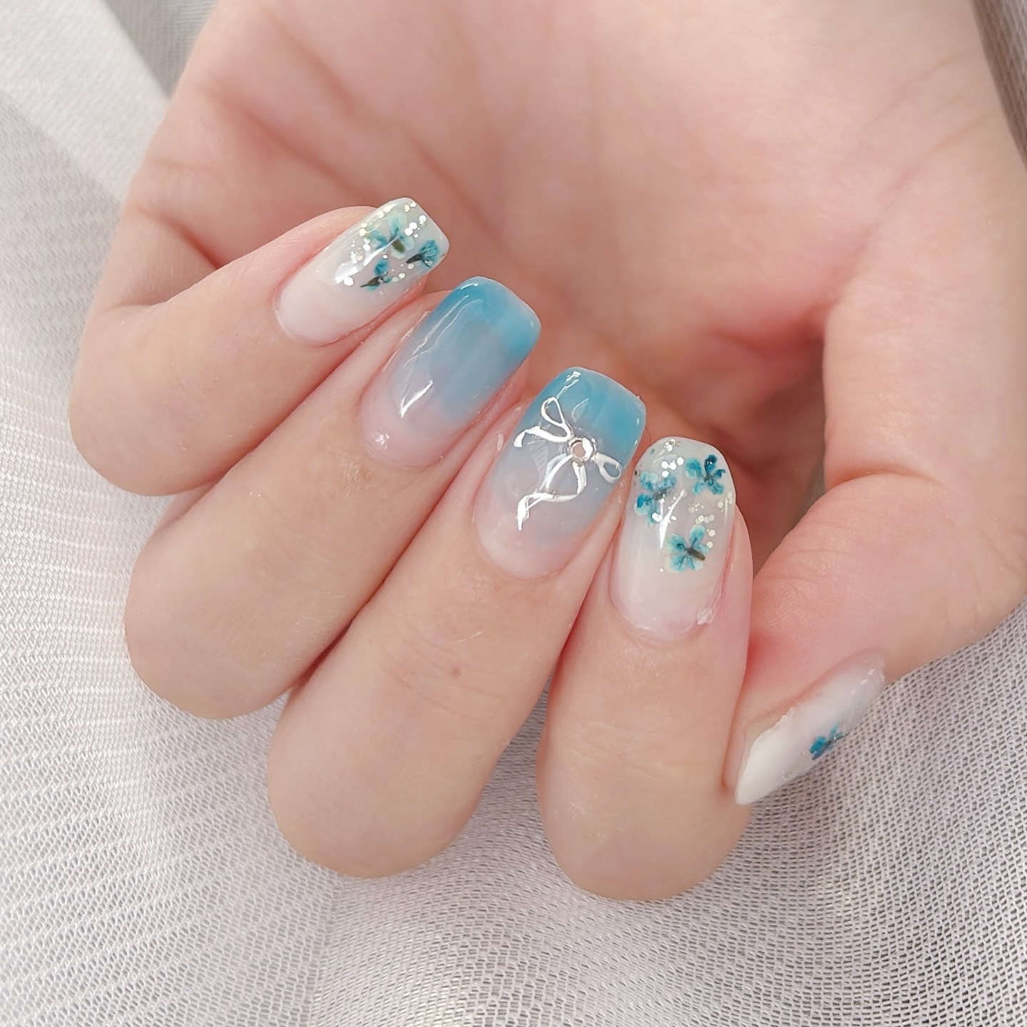 #セルフネイル,#セルフジェルネイル,#冬ネイル,#春ネイル,#ネモフィラネイル,#押し花ネイル,#グラデネイル,#グラデーションネイルのネイルデザイン