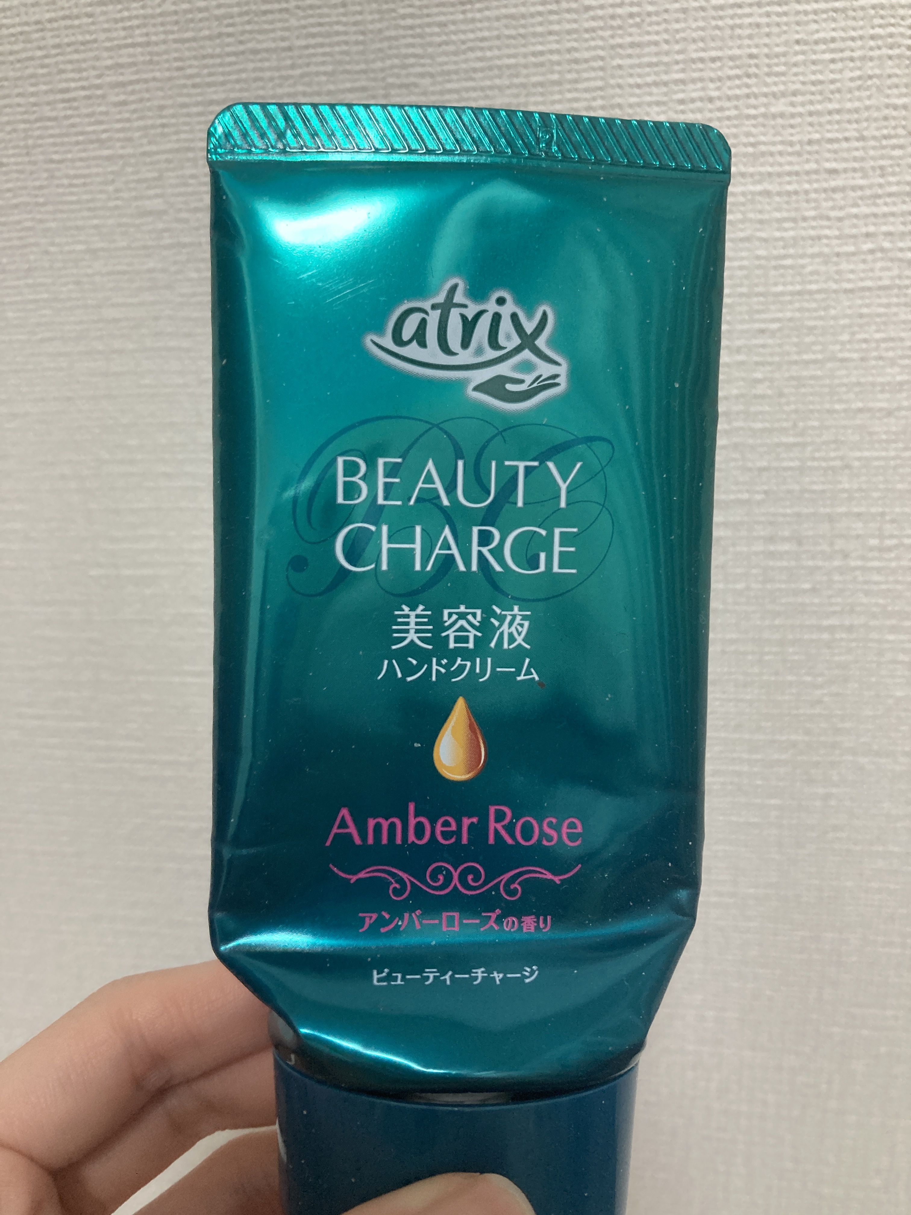 アトリックス
ビューティーチャージ アンバーローズの香り

一年中ハンドクリームは塗りたい！
プチプラだけど、信頼できるアトリックスで☺️

#ハンドケア 
#保湿 