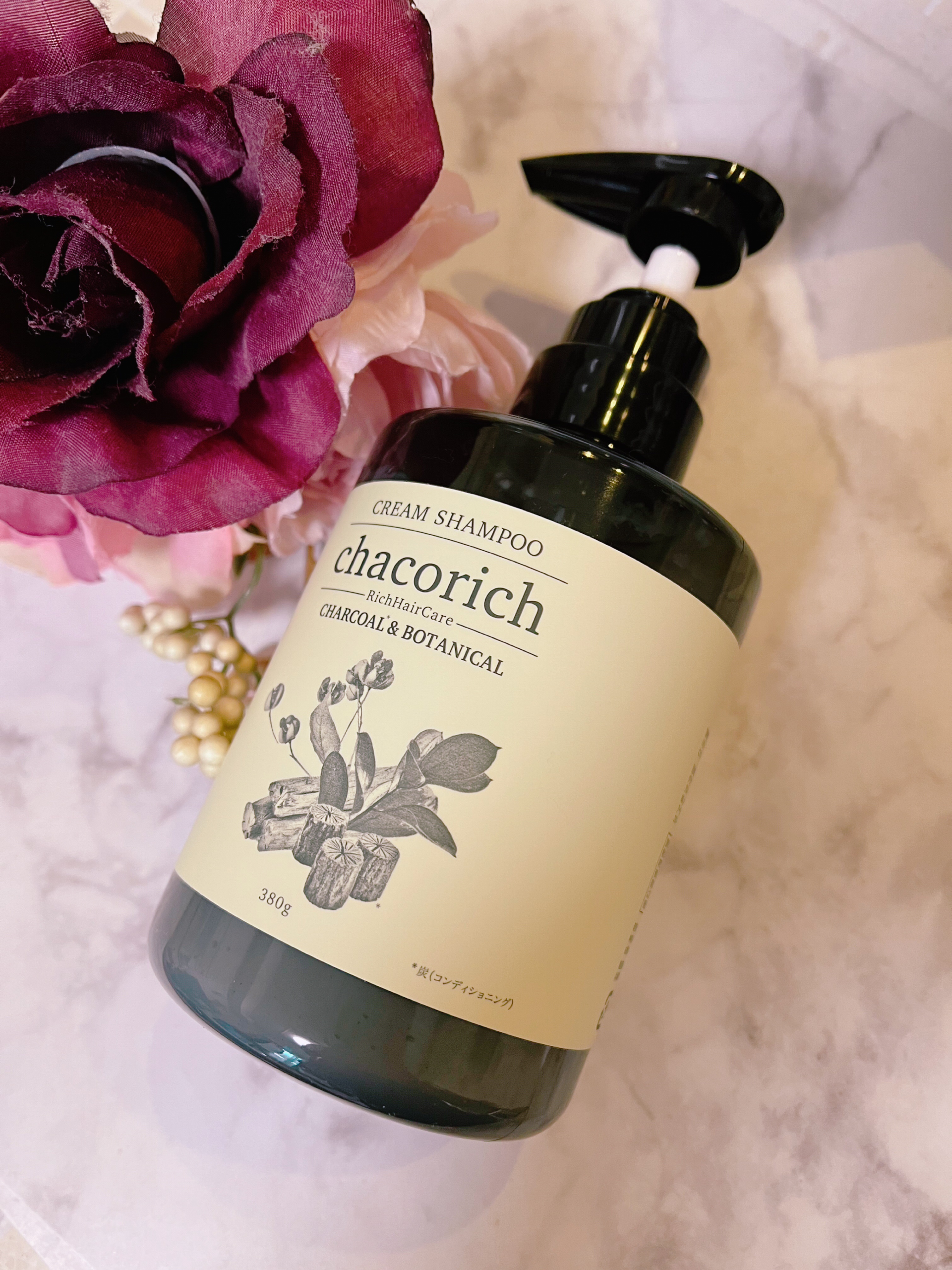 

1本で
10役のオールインワン処方
#チャコリッチ
クリームシャンプーなんだけど
使ってみました♪

#チャコリッチ は
炭が入っているので少し
グレー系のクリームになります。
炭が古い皮脂汚れまで
起こしてくれて洗い上がりが
すっきり