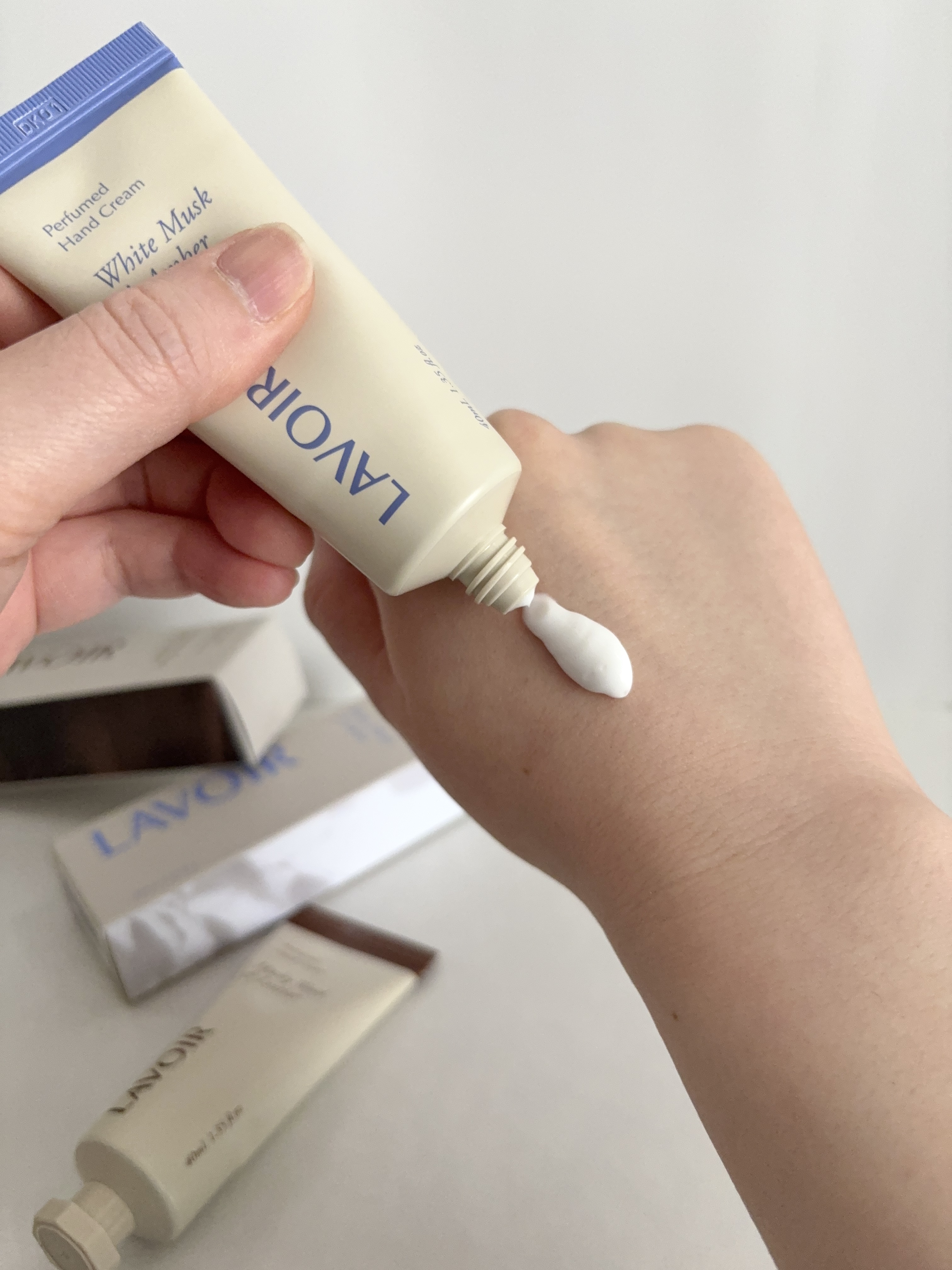 パフュームハンドクリーム ホワイトムスク＆アンバー/LAVOIR/ハンドクリームを使ったクチコミ（3枚目）