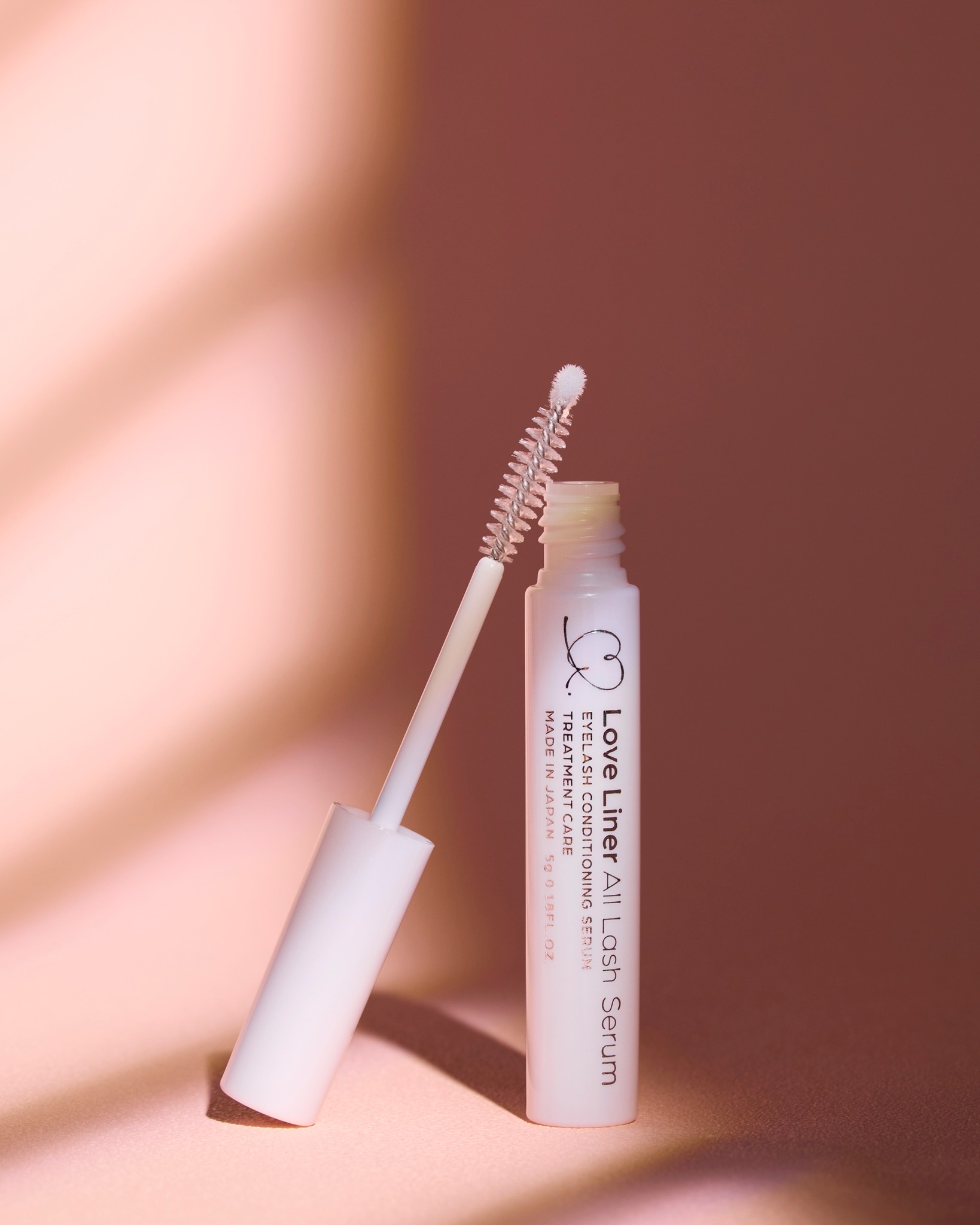 まつげケアにこだわりの成分が詰まった美容液を✨

季節の変わり目は肌や目元が敏感に。
実は、毛周期が乱れやすい時期でもあるんです。
最近まつげが弱ってる、いつもの美容液が刺激を感じるようになった…と感じる方は、
ラブ・ライナーの毛