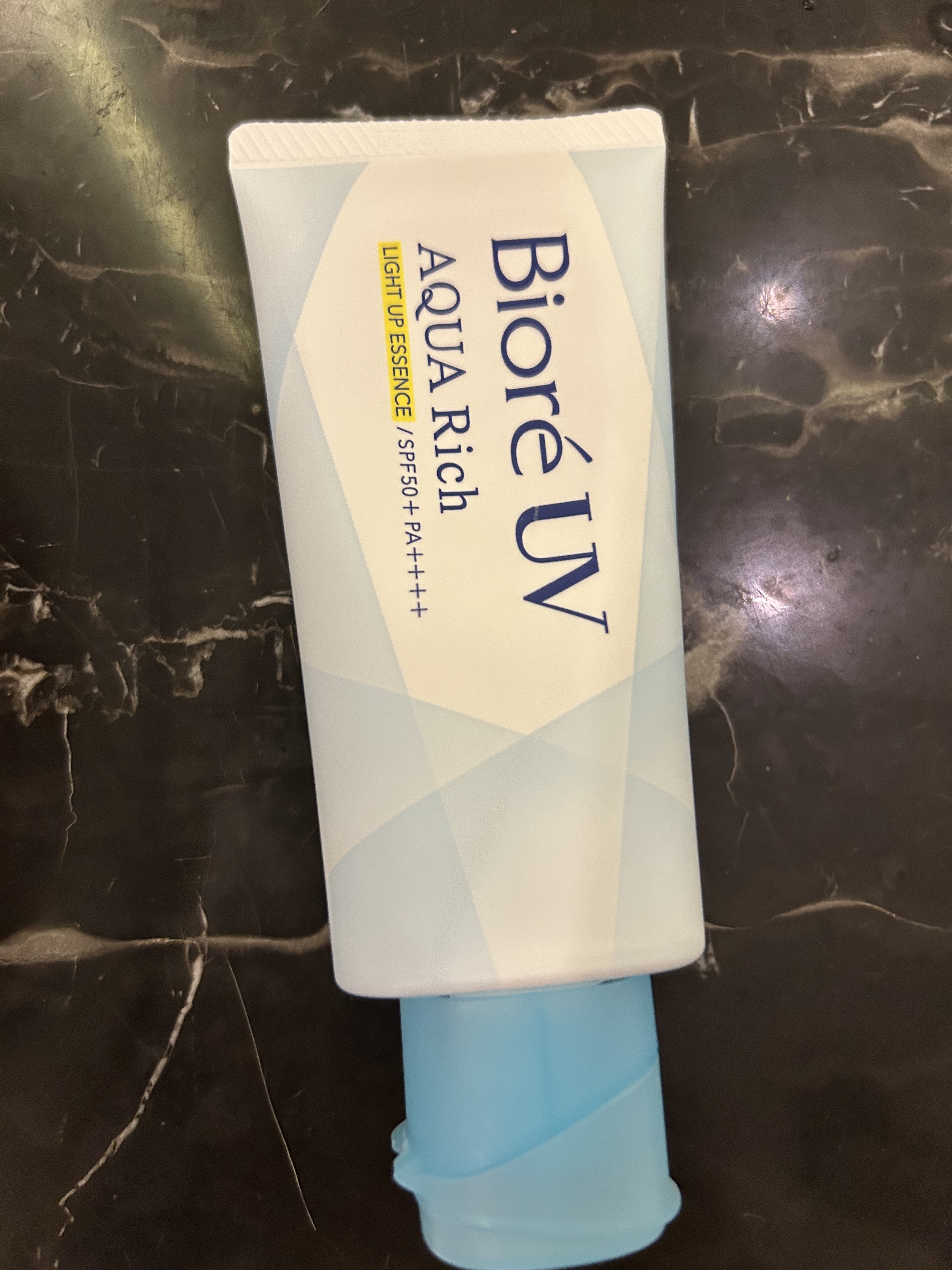 ビオレ
ビオレUV アクアリッチ ライトアップエッセンス
¥1,078

リピート購入しました！

キラキラしてて、香りもいいです！！