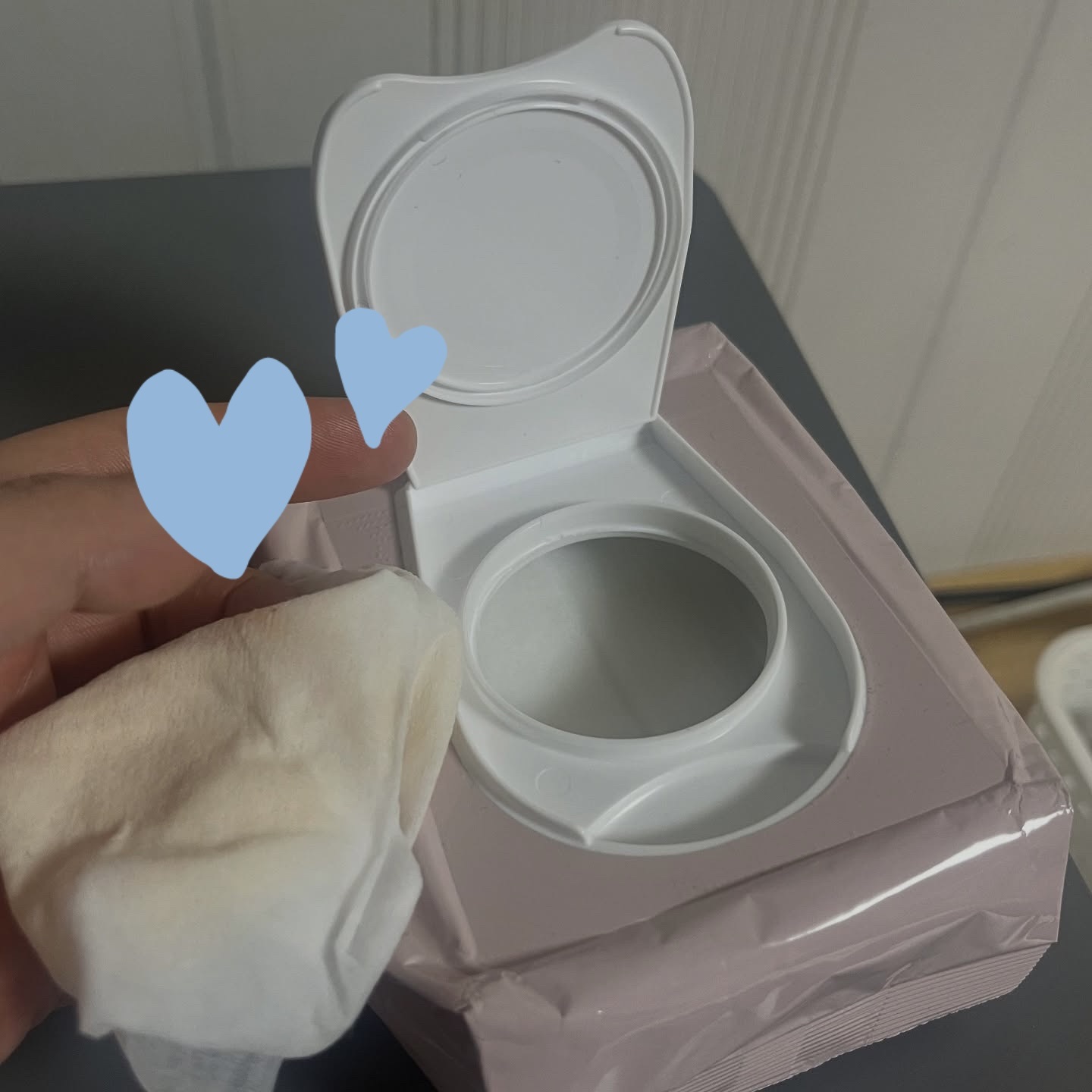 Bifestaさんのクレンジングティッシュ！

たしかマツキヨで適当に買ったんだけど、
目にもしみにくいし、メイクもすぐ落ちるから大満足〜！

拭き取ったあともちゃんと潤い感あって、しっとり〜って感じでした☺️

気に入りすぎて、ストック用