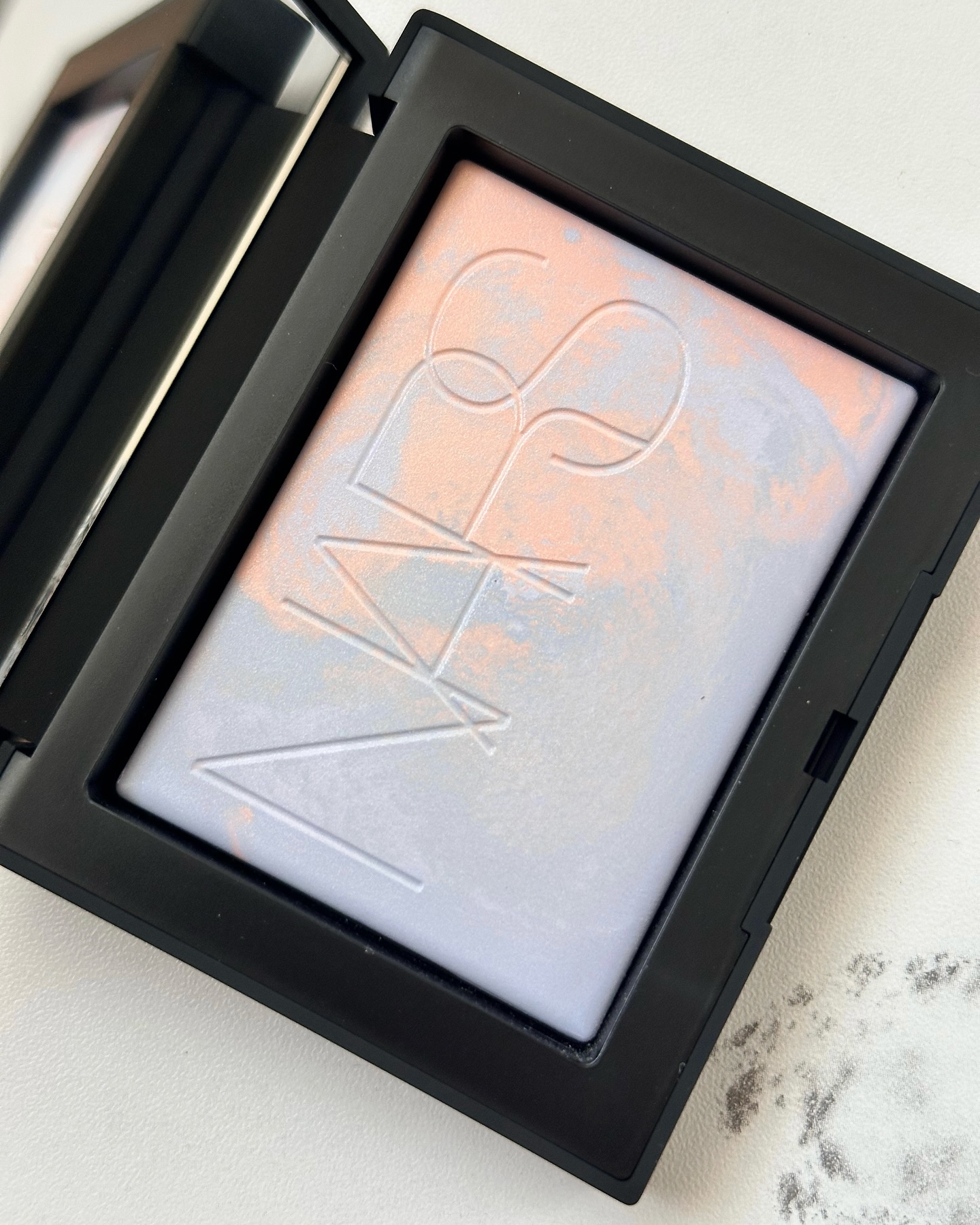 ライトリフレクティング プリズマティックパウダー/NARS/プレストパウダーを使ったクチコミ（2枚目）