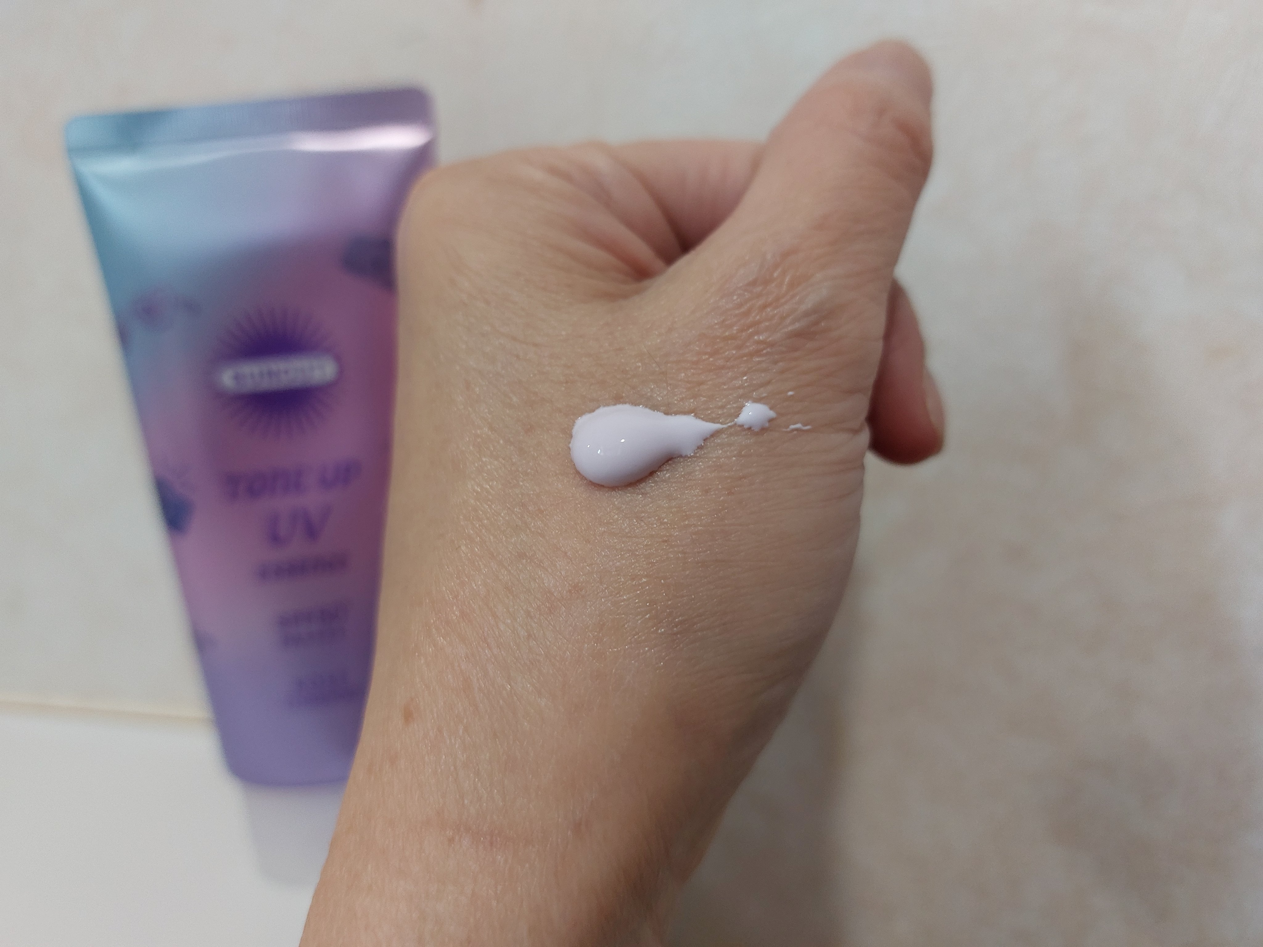 サンカットR トーンアップUV エッセンス/サンカット®/日焼け止めローションを使ったクチコミ（2枚目）