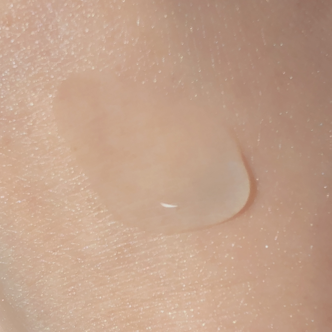 とろみのある濃密な美容液で、肌にのせた瞬間からしっかりとうるおいが感じられる使用感が魅力です。特に乾燥が気になる部分に丁寧に重ねることで、ふっくらとしたハリ感が出て、翌朝の肌のもっちり感が違います。ベタつきはなく、吸いつくように肌になじんで