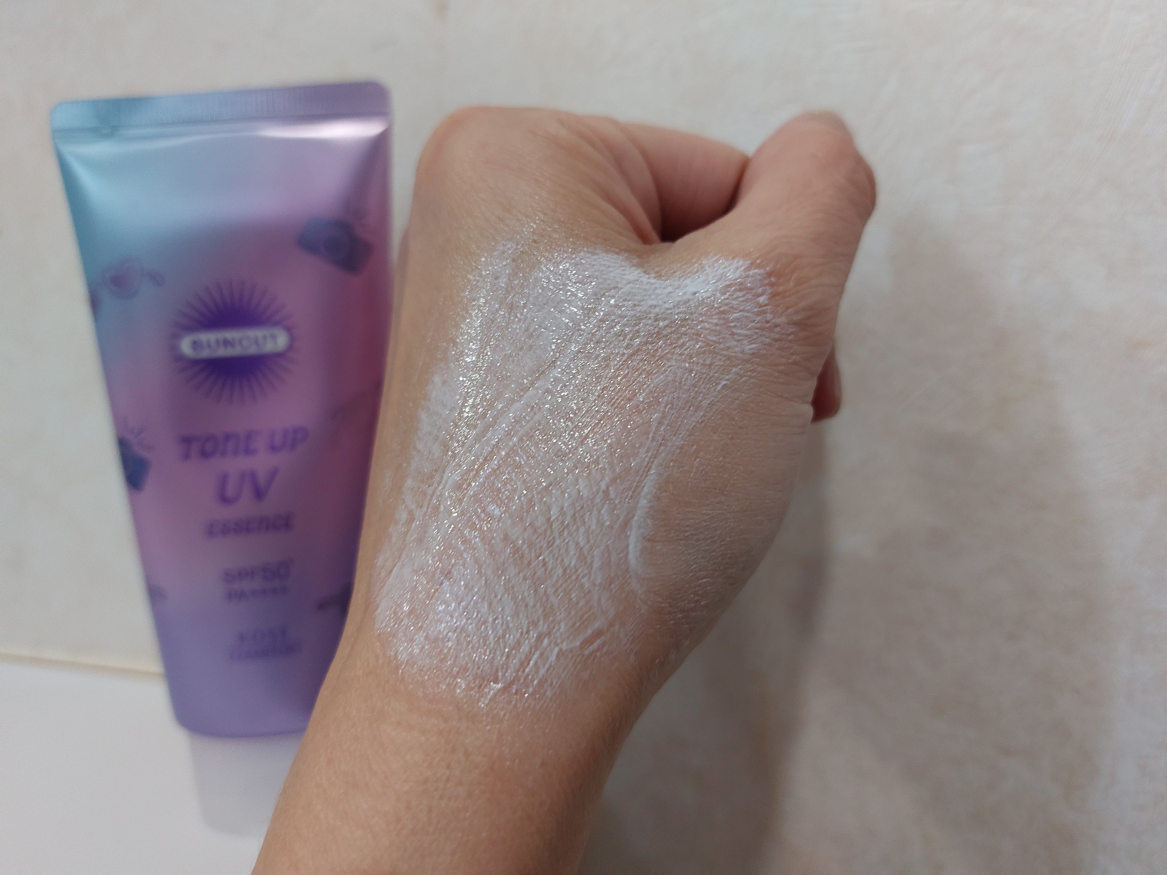 サンカットR トーンアップUV エッセンス/サンカット®/日焼け止めローションを使ったクチコミ（3枚目）