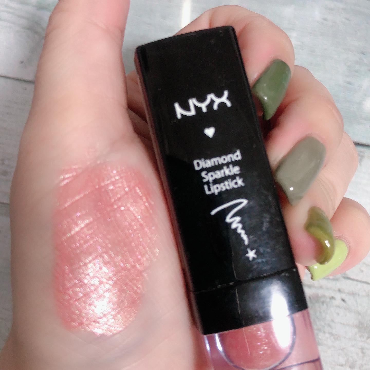 ダイヤモンド スパークル リップスティック/NYX Professional Makeup/口紅を使ったクチコミ（3枚目）