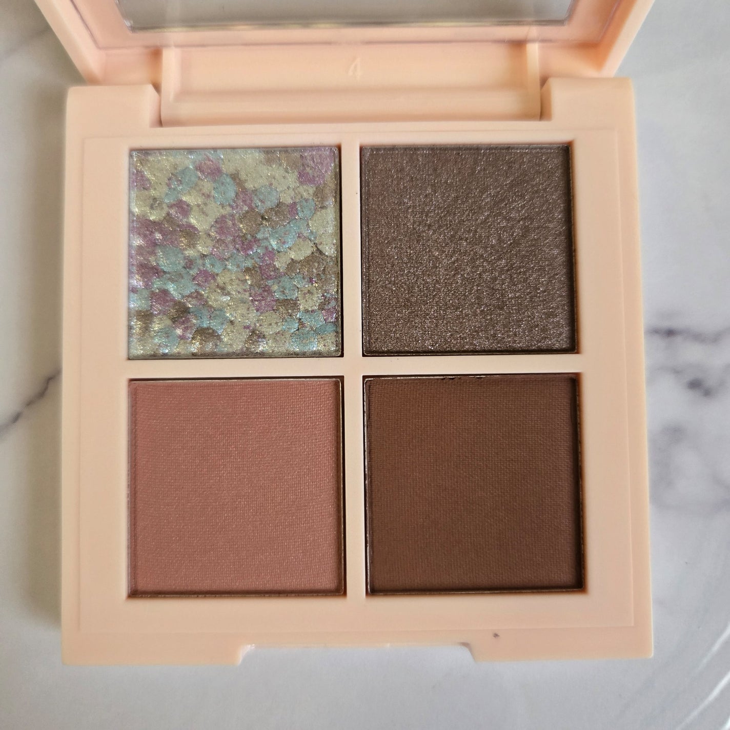 レブロン ダズル アイシャドウ クアッド/REVLON/アイシャドウパレットを使ったクチコミ(1枚目)