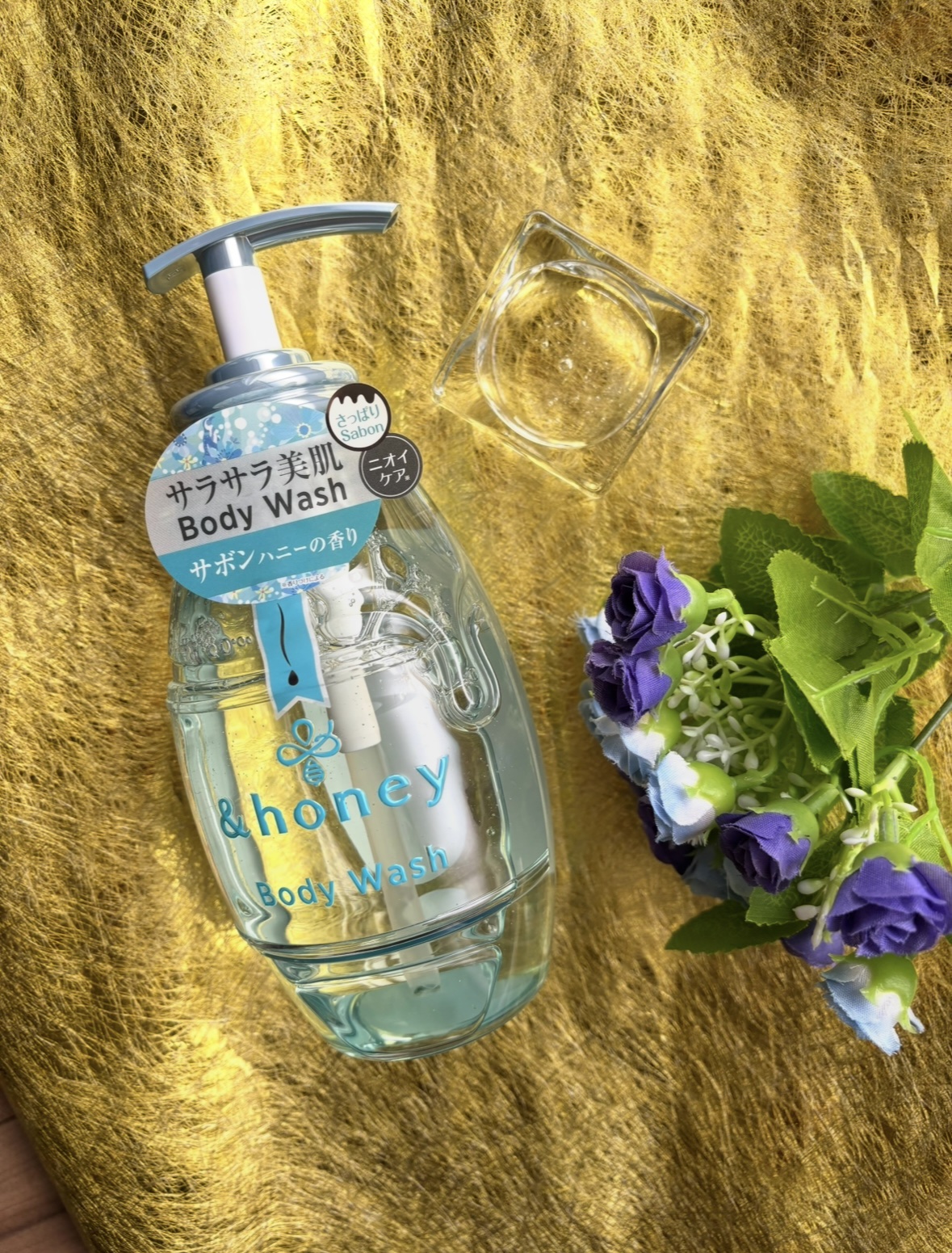 肌の汚れを落としながらハチミツのチカラでしっとり保湿するハチミツ美容ボディウォッシュ。

泡立ちがとても良く、洗い心地がさっぱりとしています。


エメラルドサボンハニーの香りが爽やか！


汗ばむこの時期にピッタリのボディソープ。