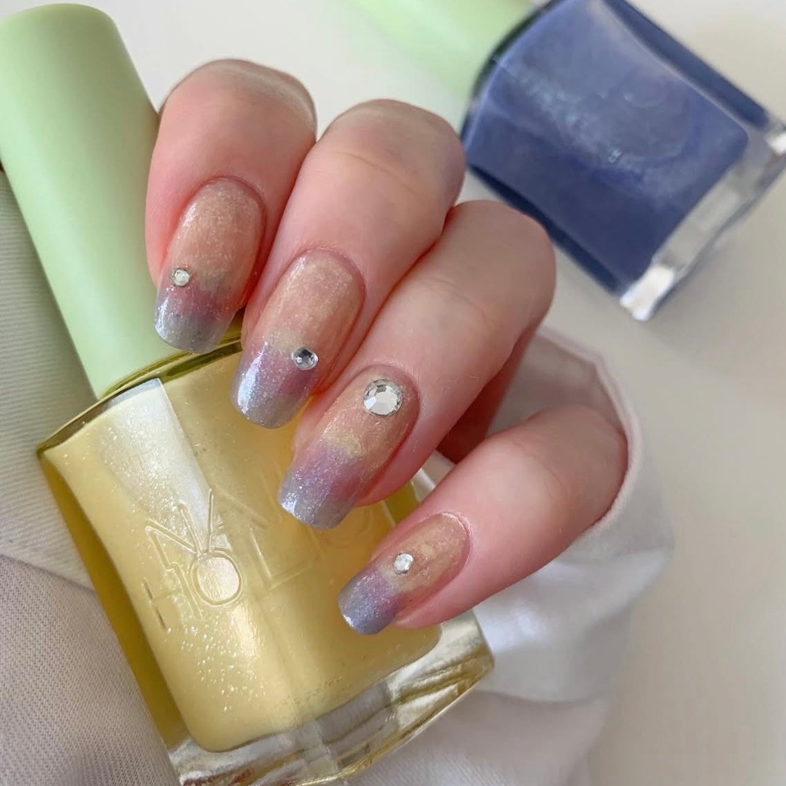 yomogi on LIPS 「#透け感宝石ネイルイエローとブルーのグラデネイル💅💛🩵大小のク..」(1枚目)