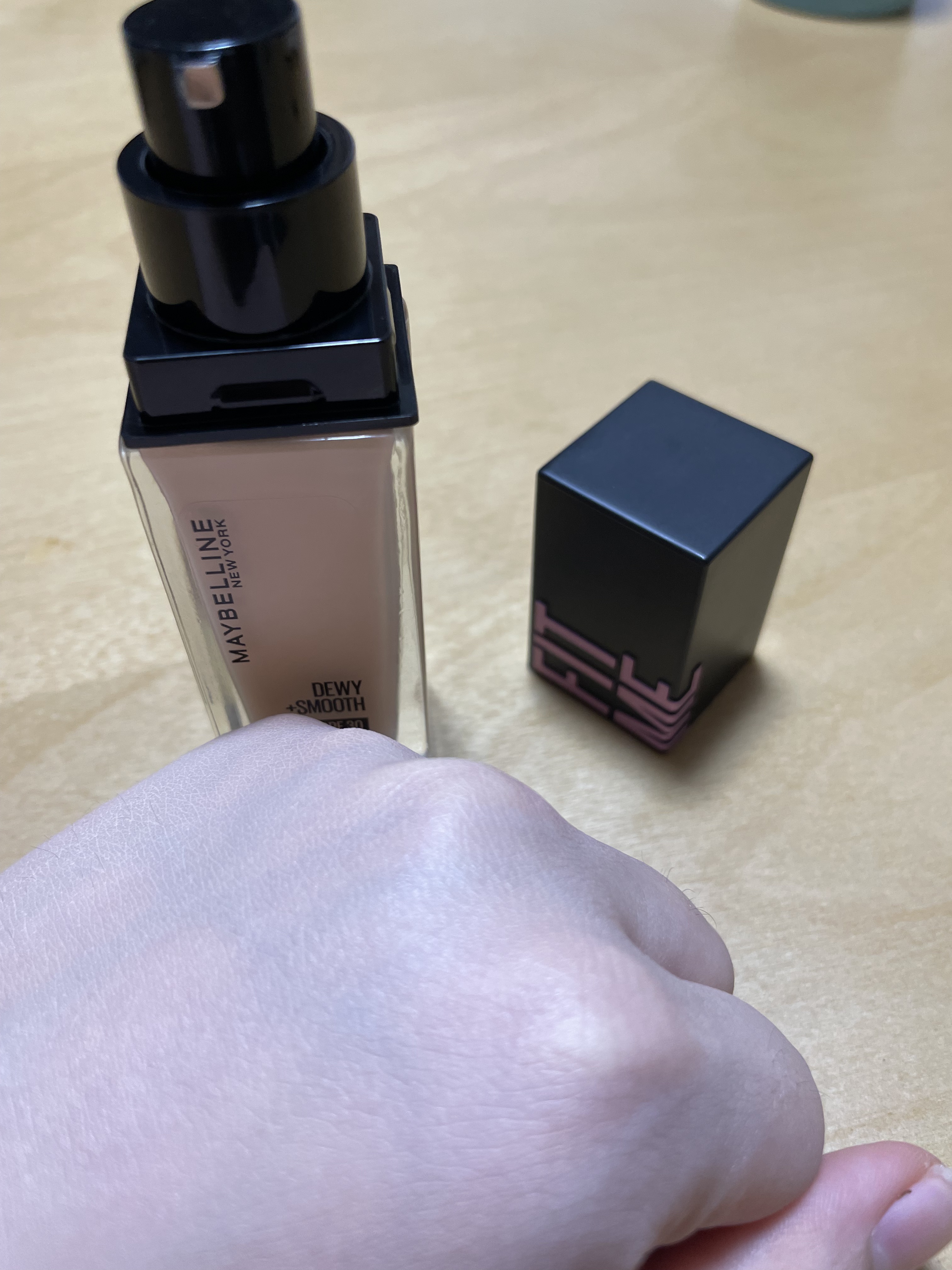 MAYBELLINE NEW YORK フィットミー リキッド ファンデーション DNのクチコミ「今回はリキッドファンデを購入してみました！

この色味は明るめなので、本来の肌よりもワントーン.....」（2枚目）