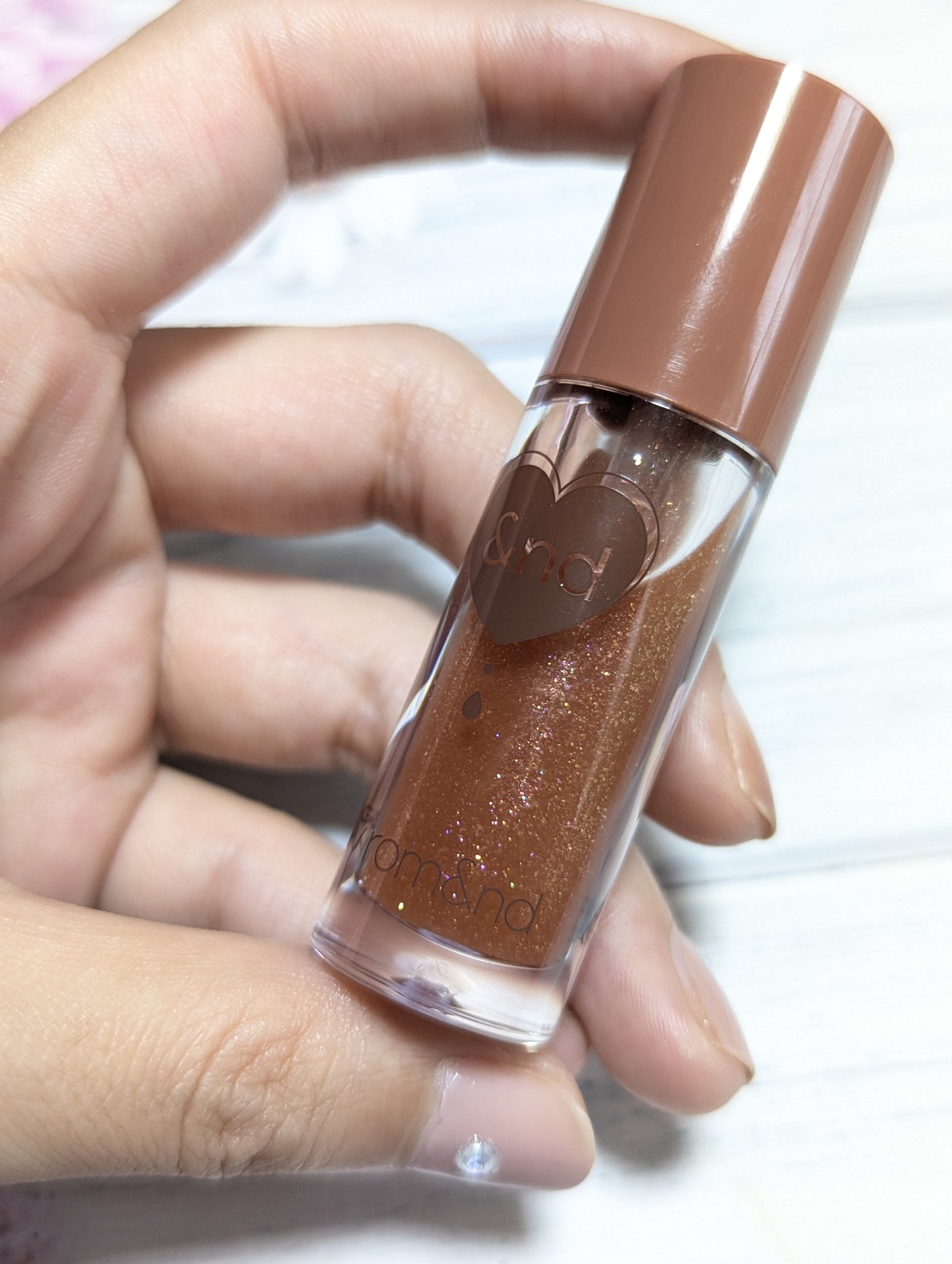 グラッシーコーティンググロス VD02 ココキャラメル/&nd by rom&nd/リップグロスを使ったクチコミ（2枚目）